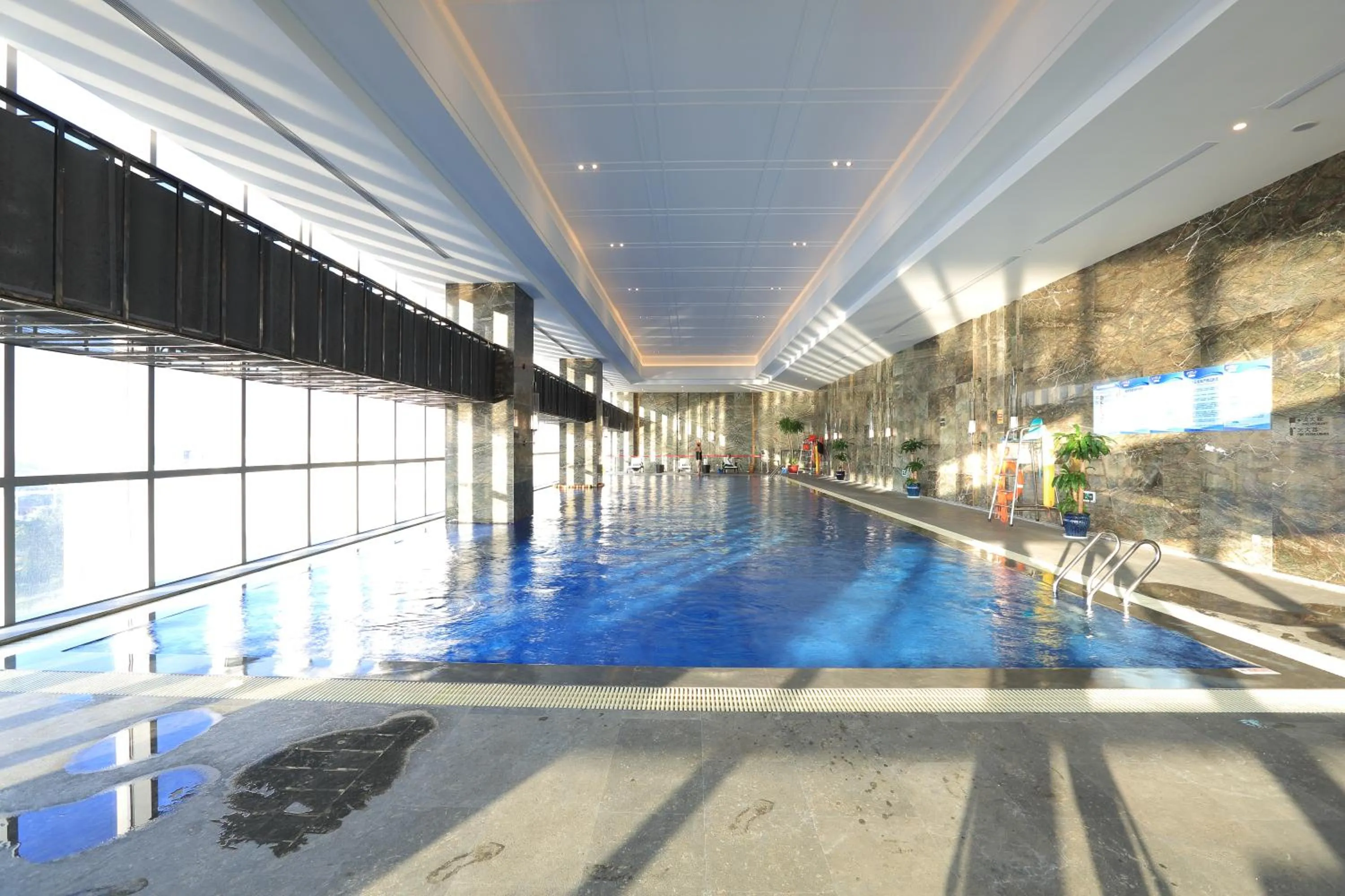 Swimming pool in Wyndham Grand Suzhou Fenhu