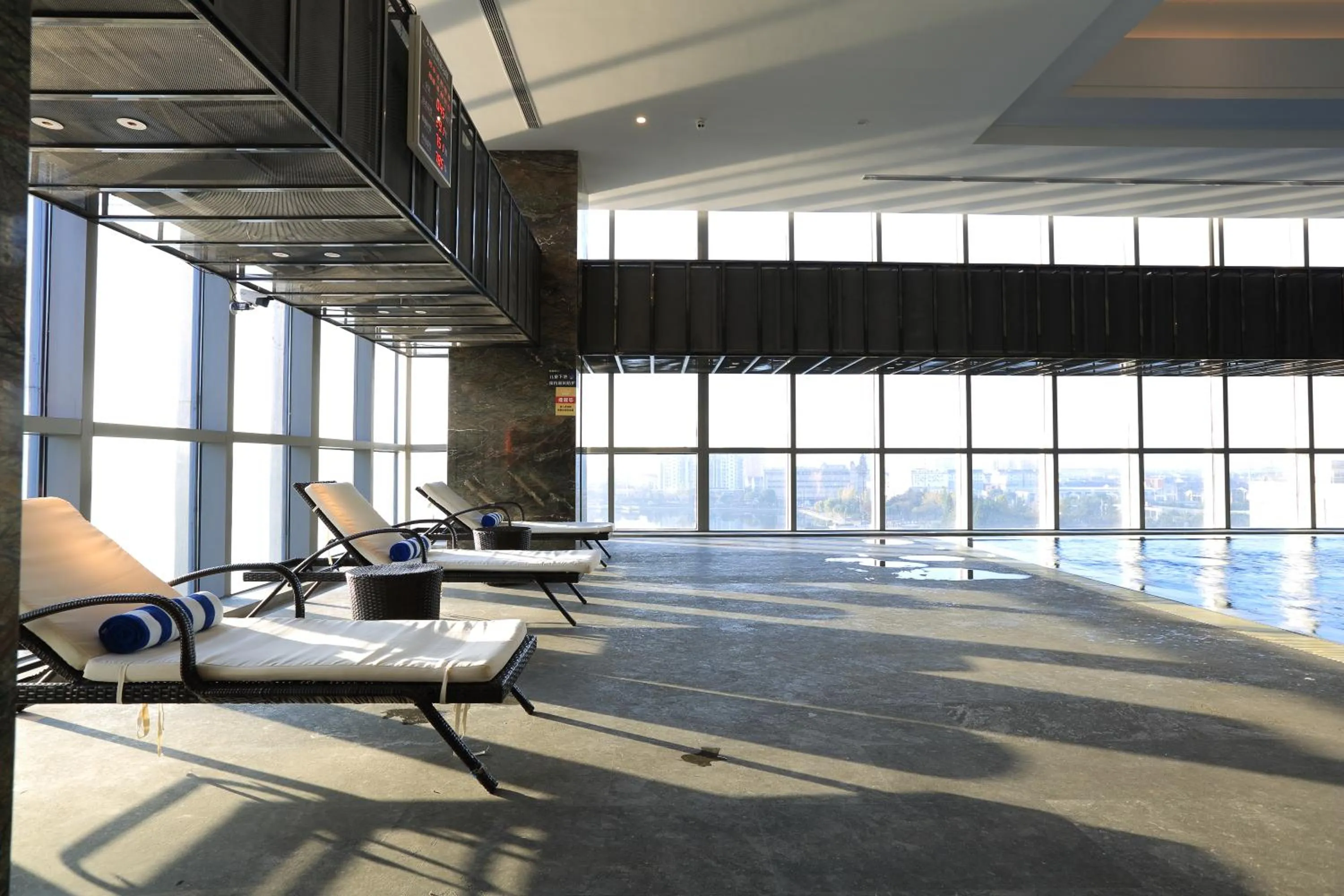 Swimming pool in Wyndham Grand Suzhou Fenhu