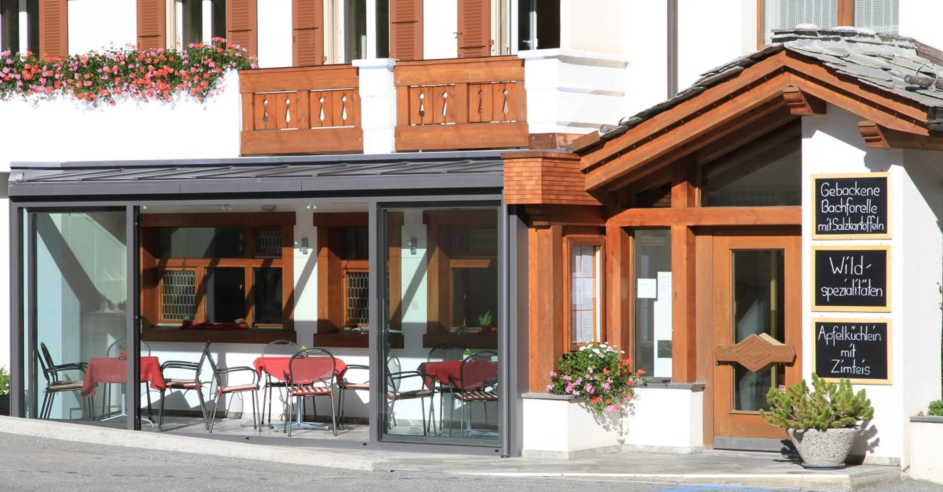 Facade/entrance in Hotel Portjengrat