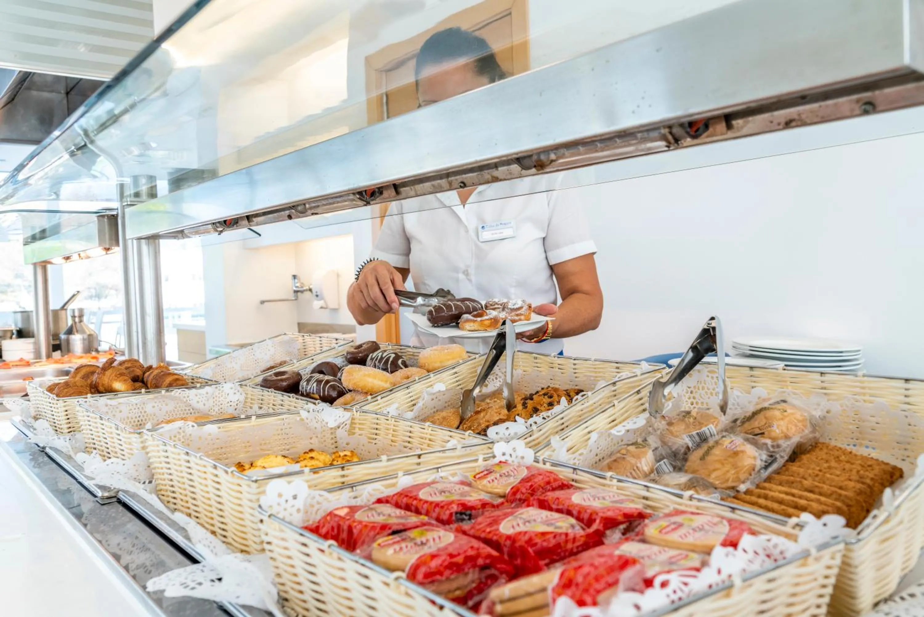 Buffet breakfast in Apartaments Cales de Ponent