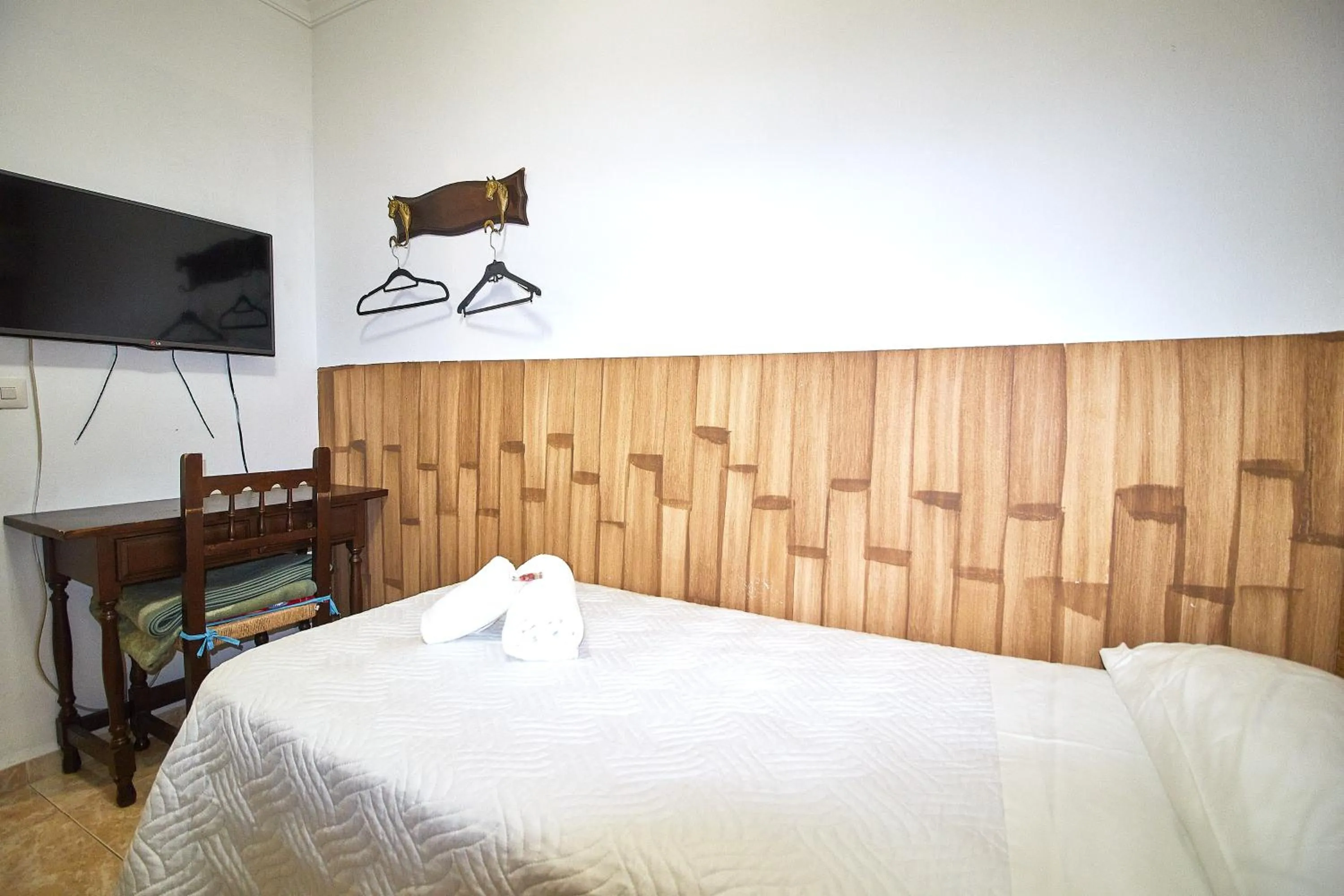 Bedroom, Bed in Hotel Virgen de los Reyes