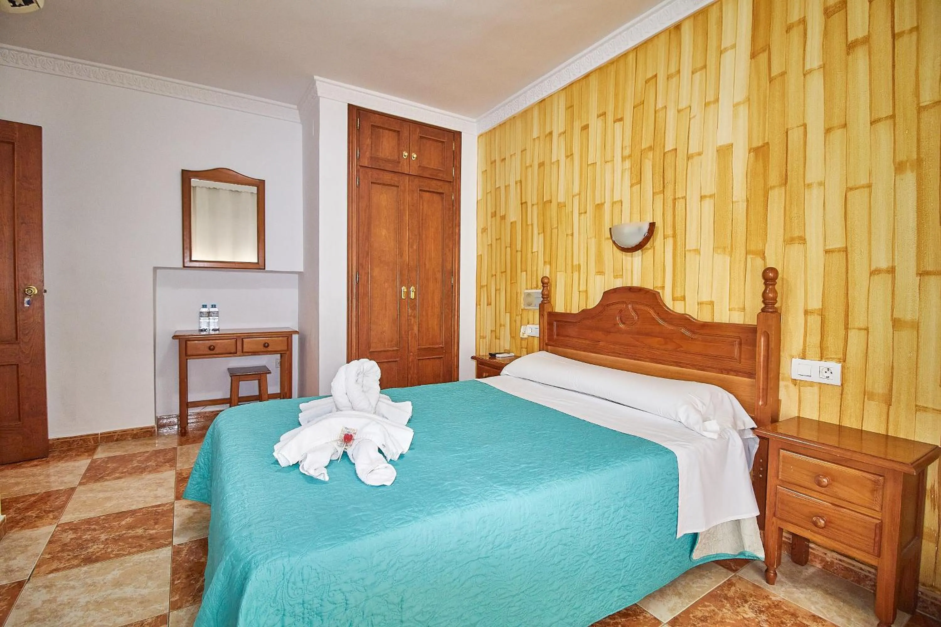 Bedroom, Bed in Hotel Virgen de los Reyes