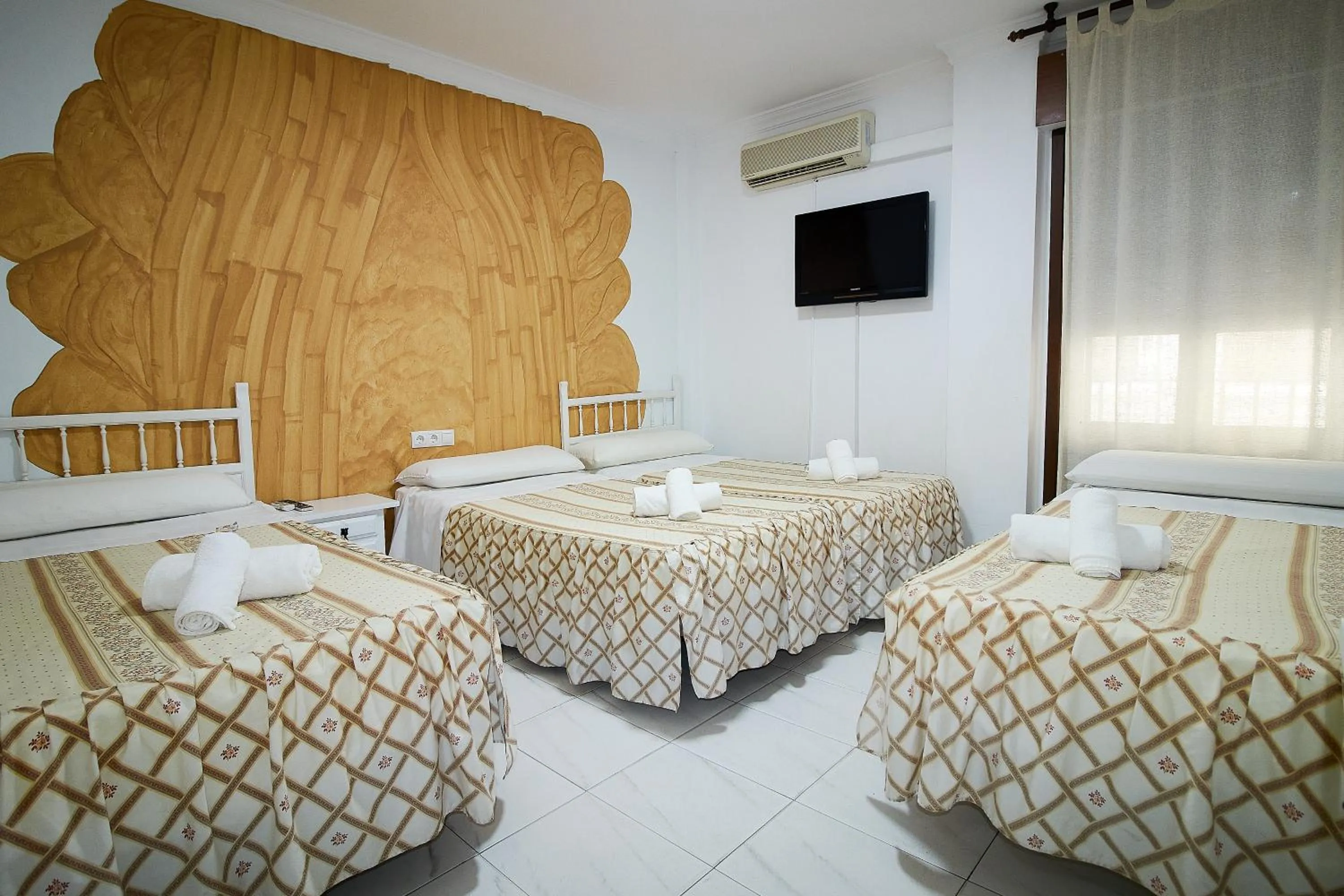 Bedroom, Bed in Hotel Virgen de los Reyes