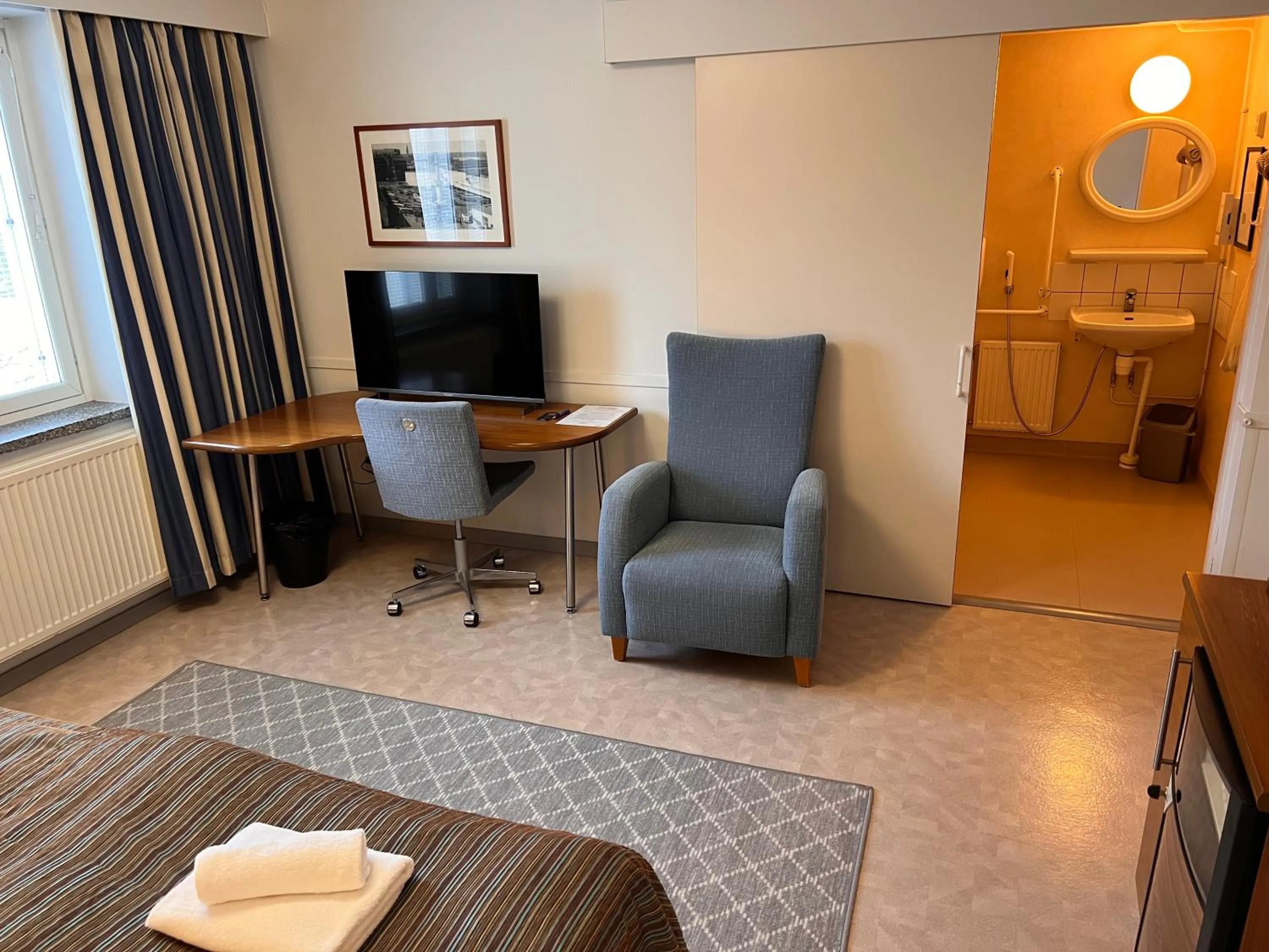 Shower, Bed in Budget Hotel Easystay