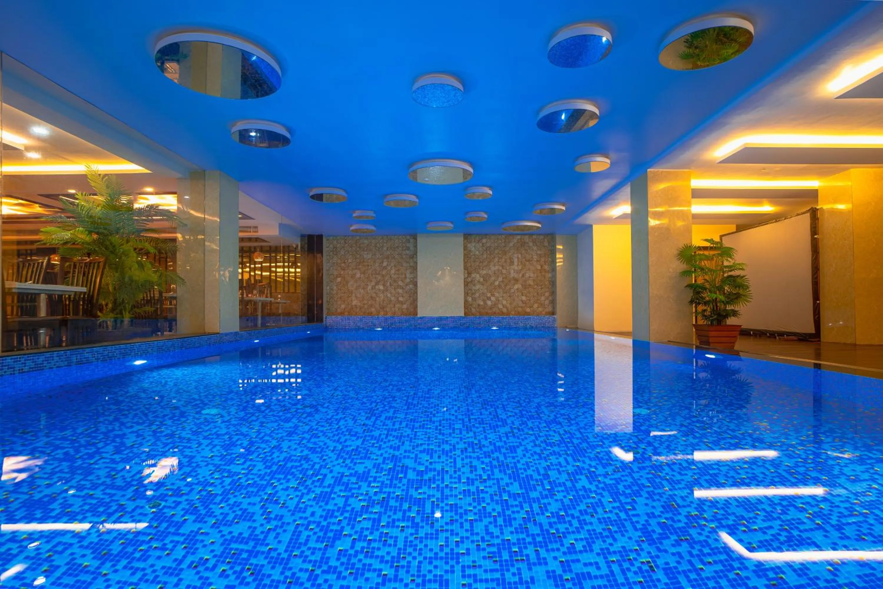 Swimming pool in Hotel Mansha Regency