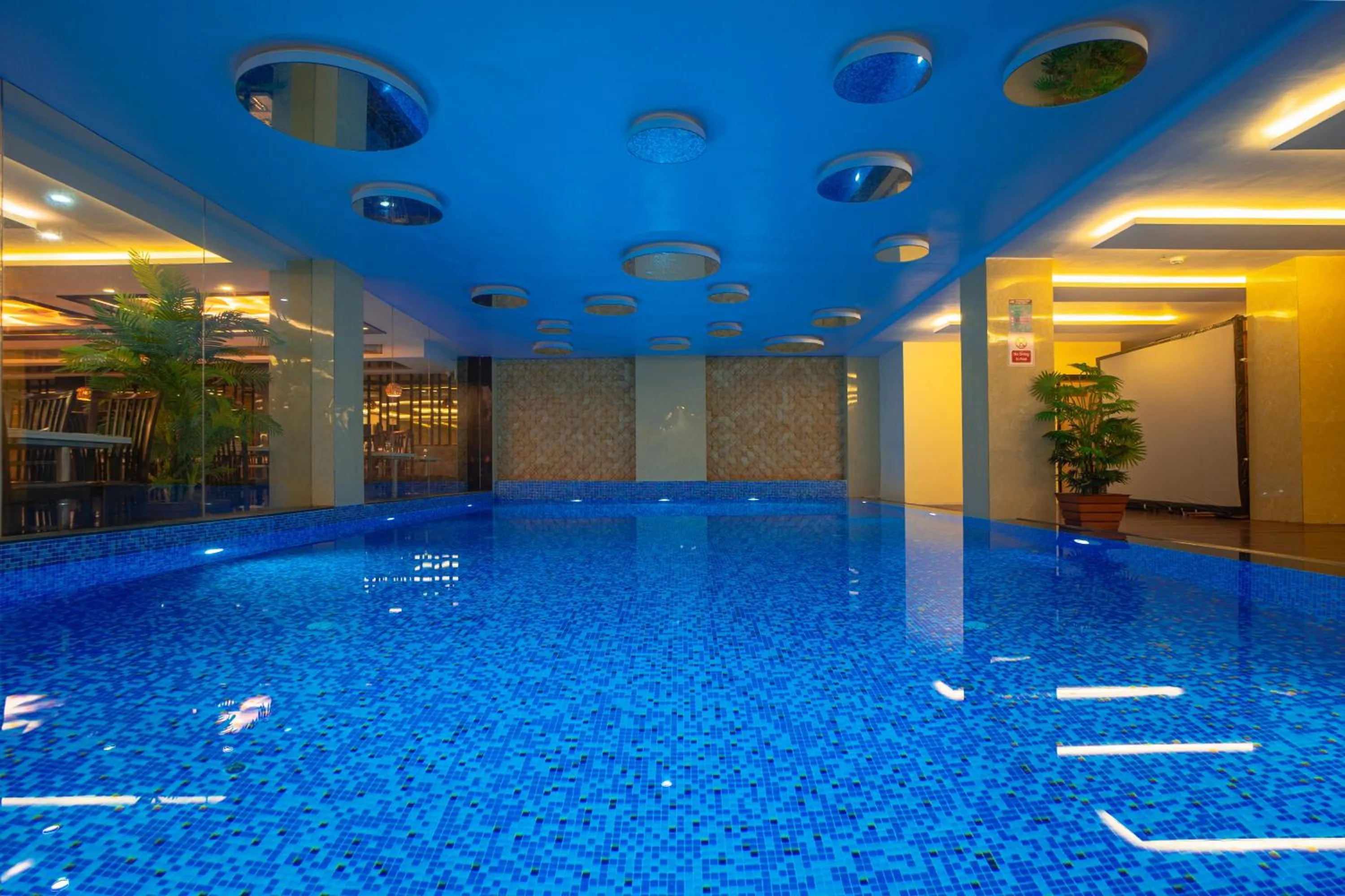 Swimming pool in Hotel Mansha Regency