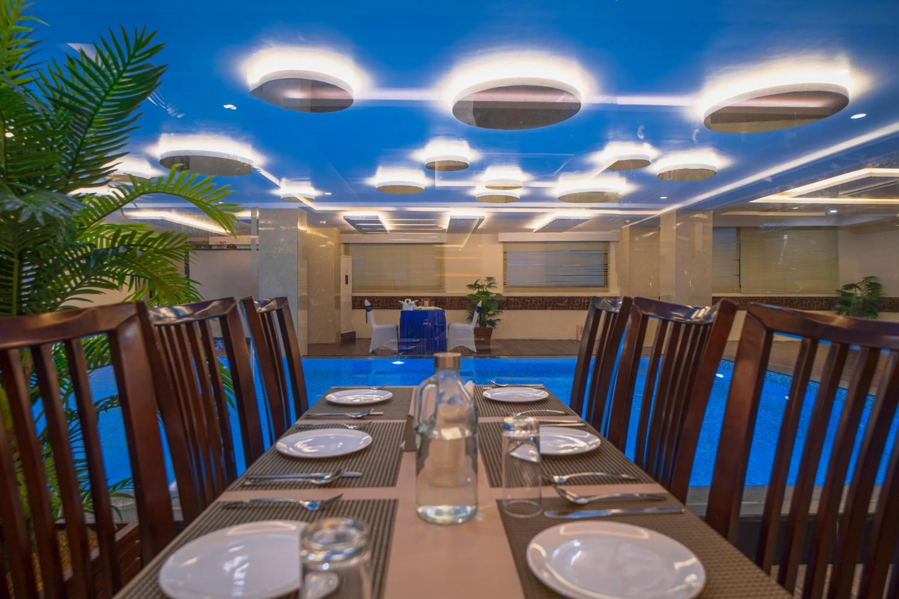 Restaurant/places to eat in Hotel Mansha Regency