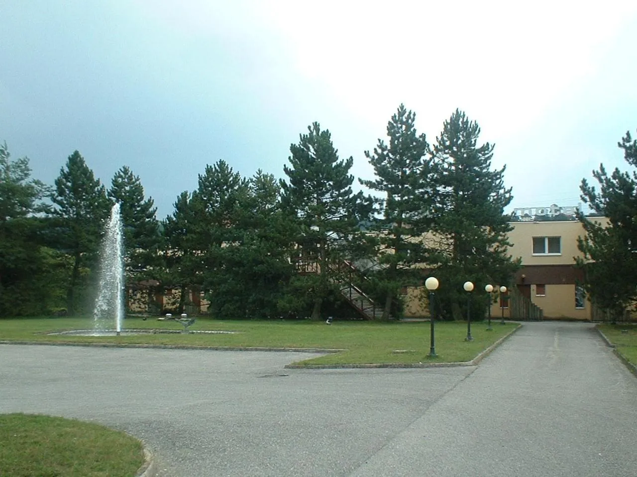 Facade/entrance in Motel - Hôtel La Poularde