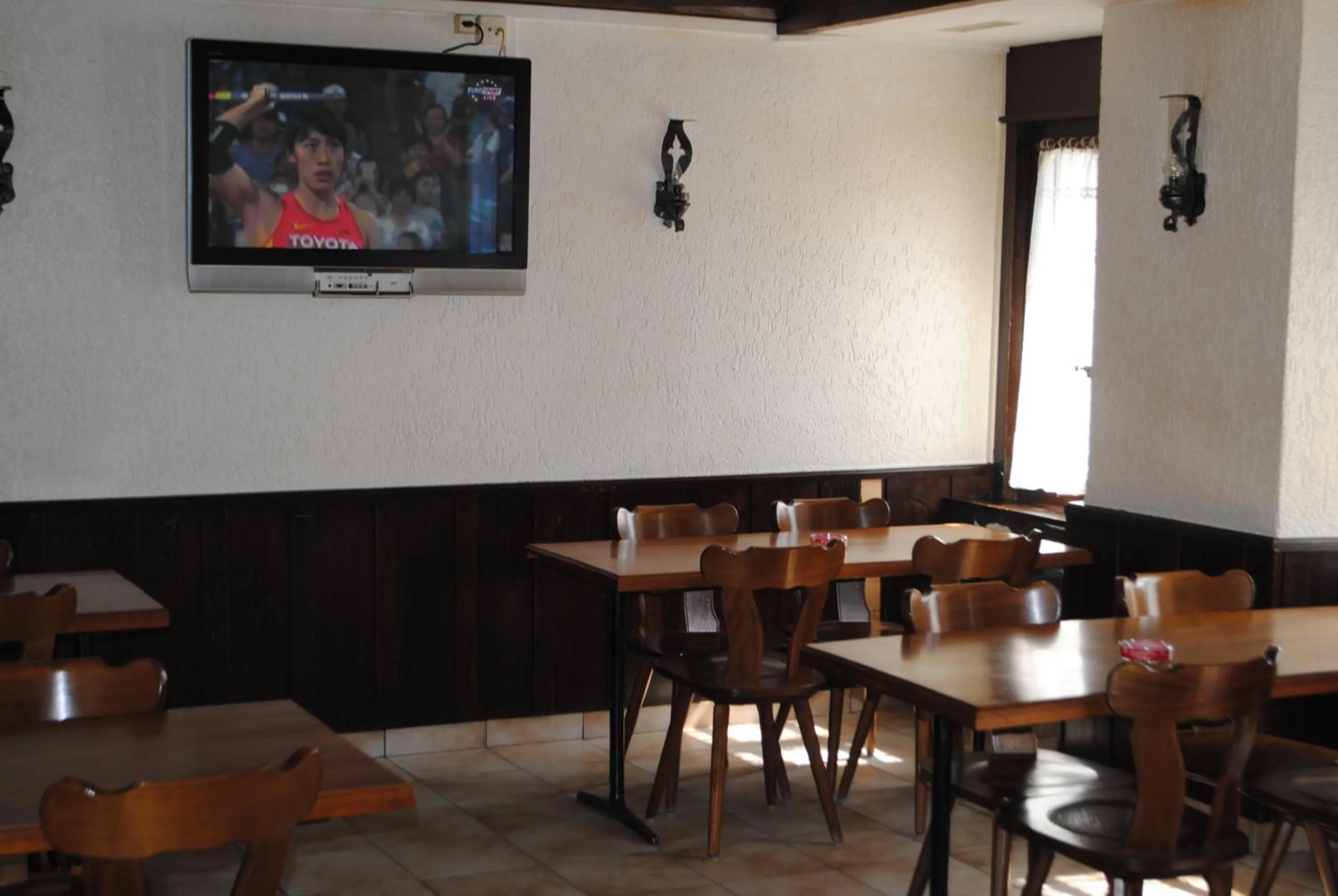 Communal lounge/ TV room in Motel - Hôtel La Poularde