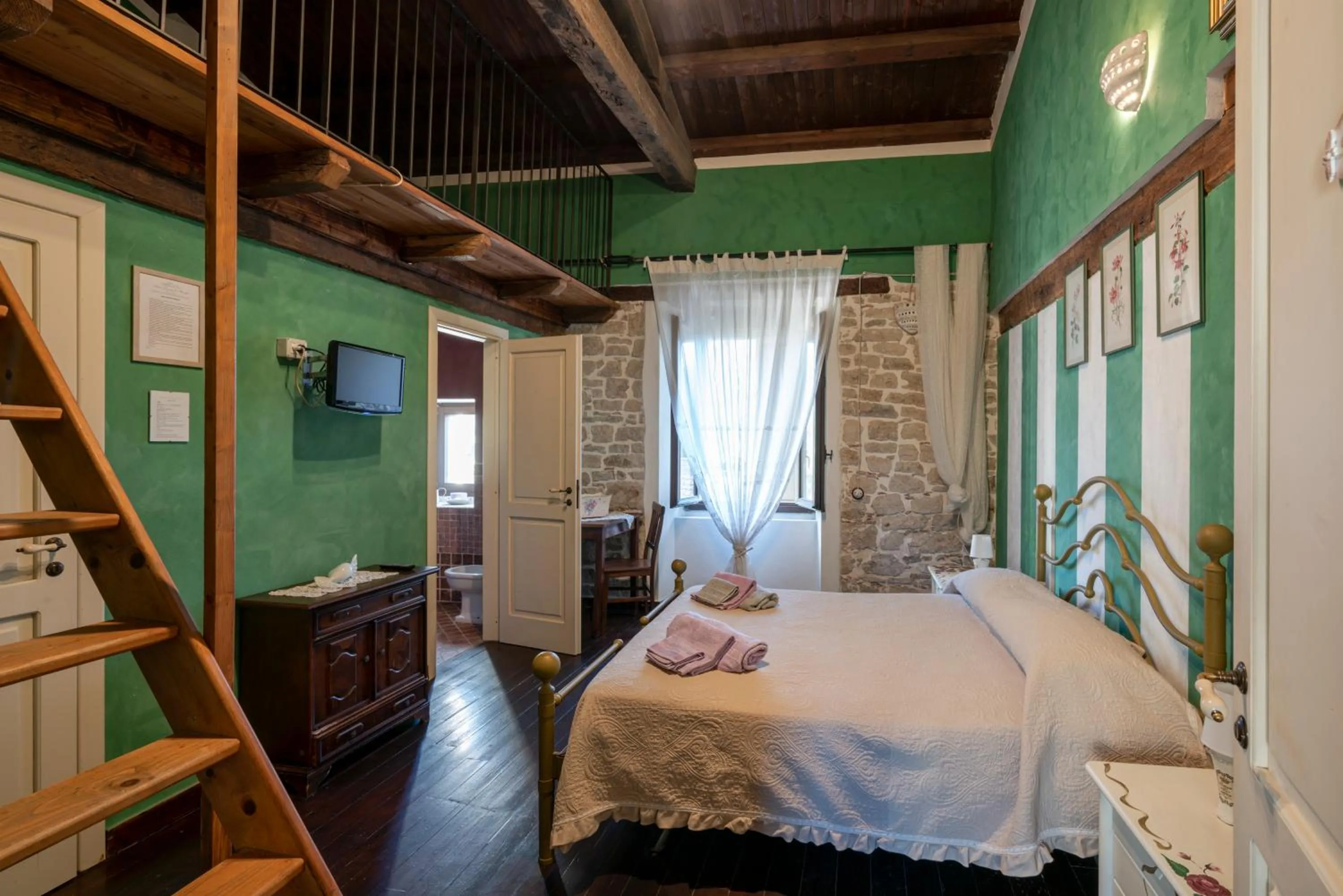 Bed in Antica Taverna del Principe