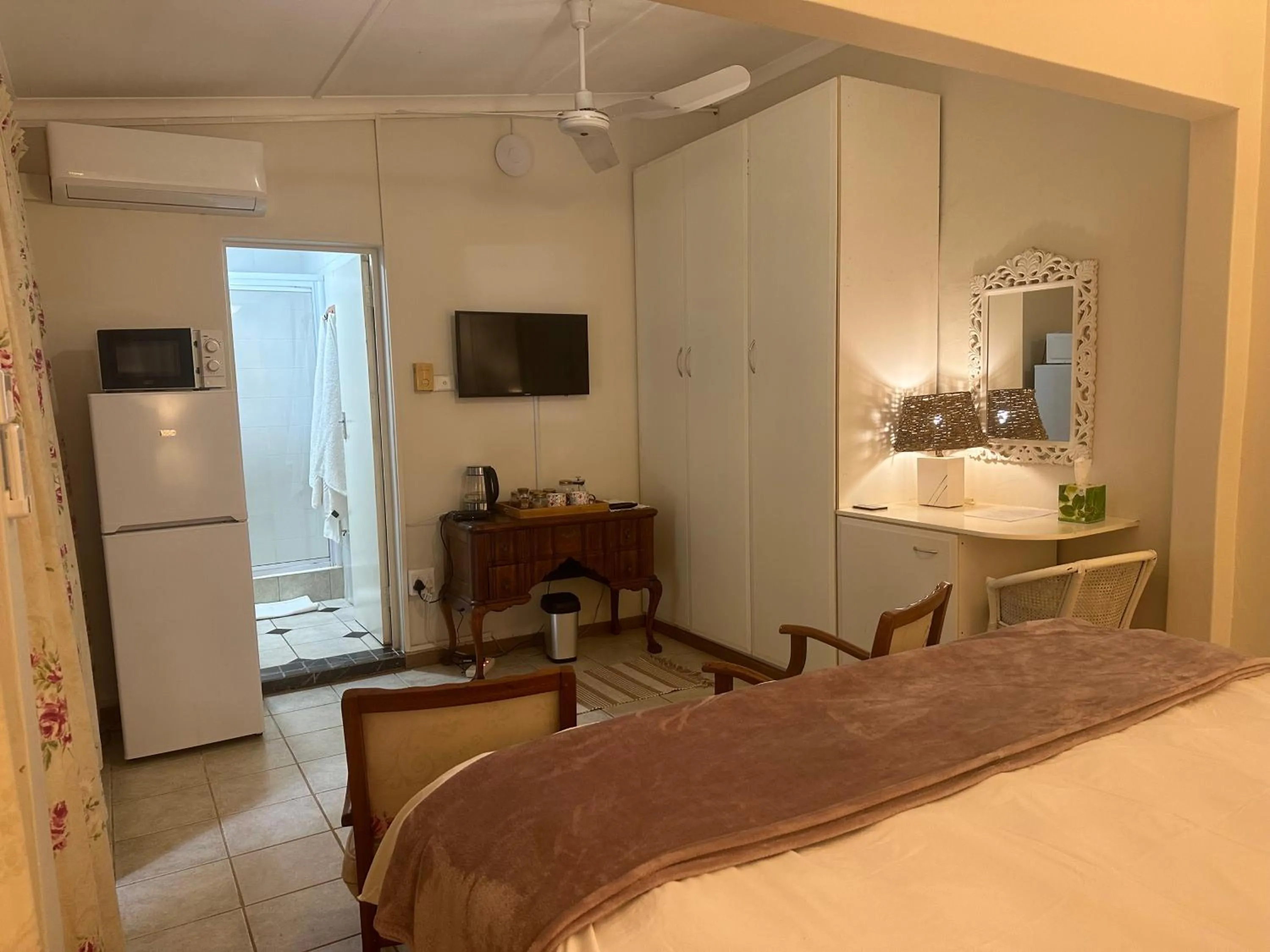 Bedroom, Bed in Salt Rock Manor