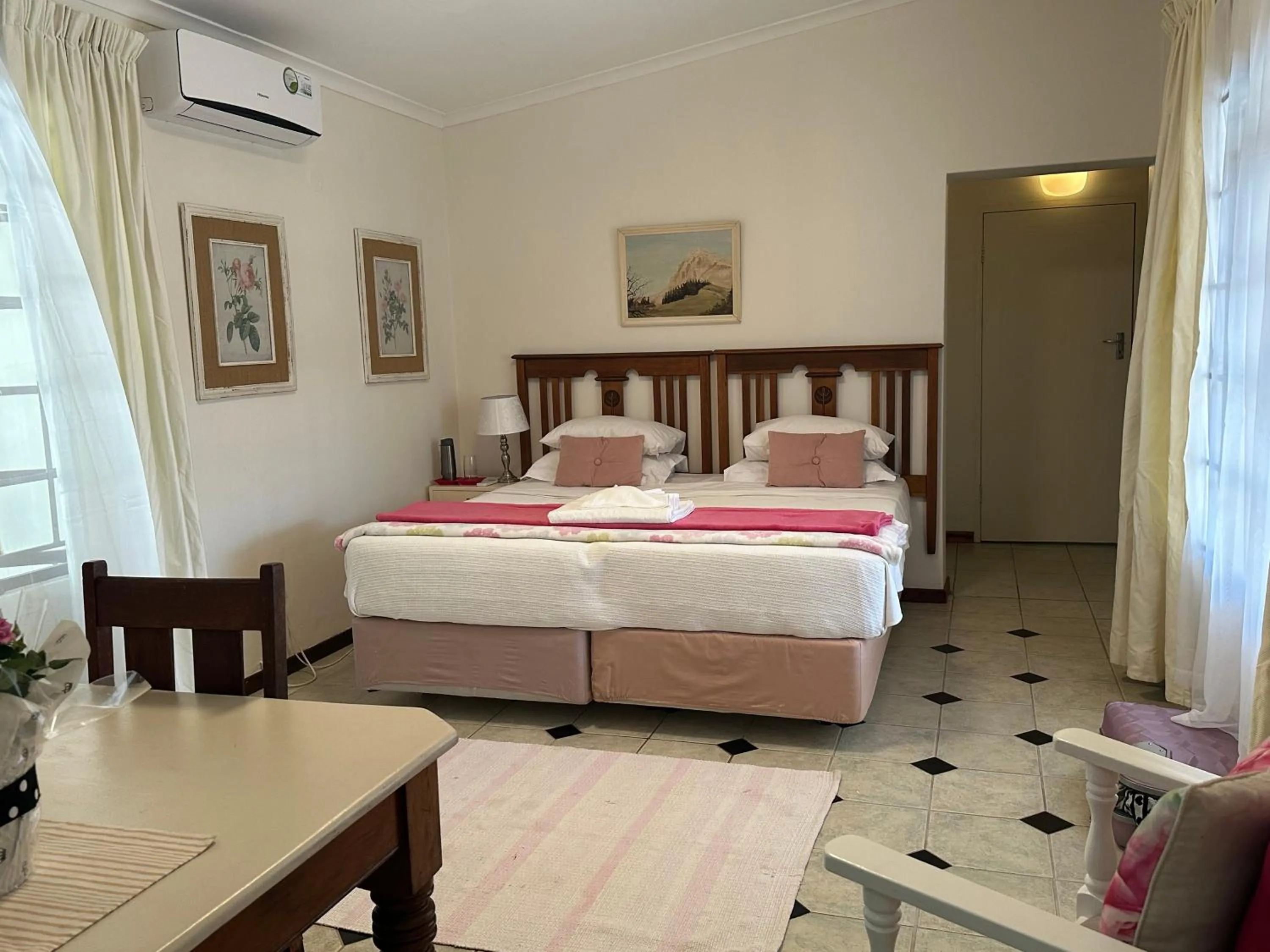 Photo of the whole room, Bed in Salt Rock Manor