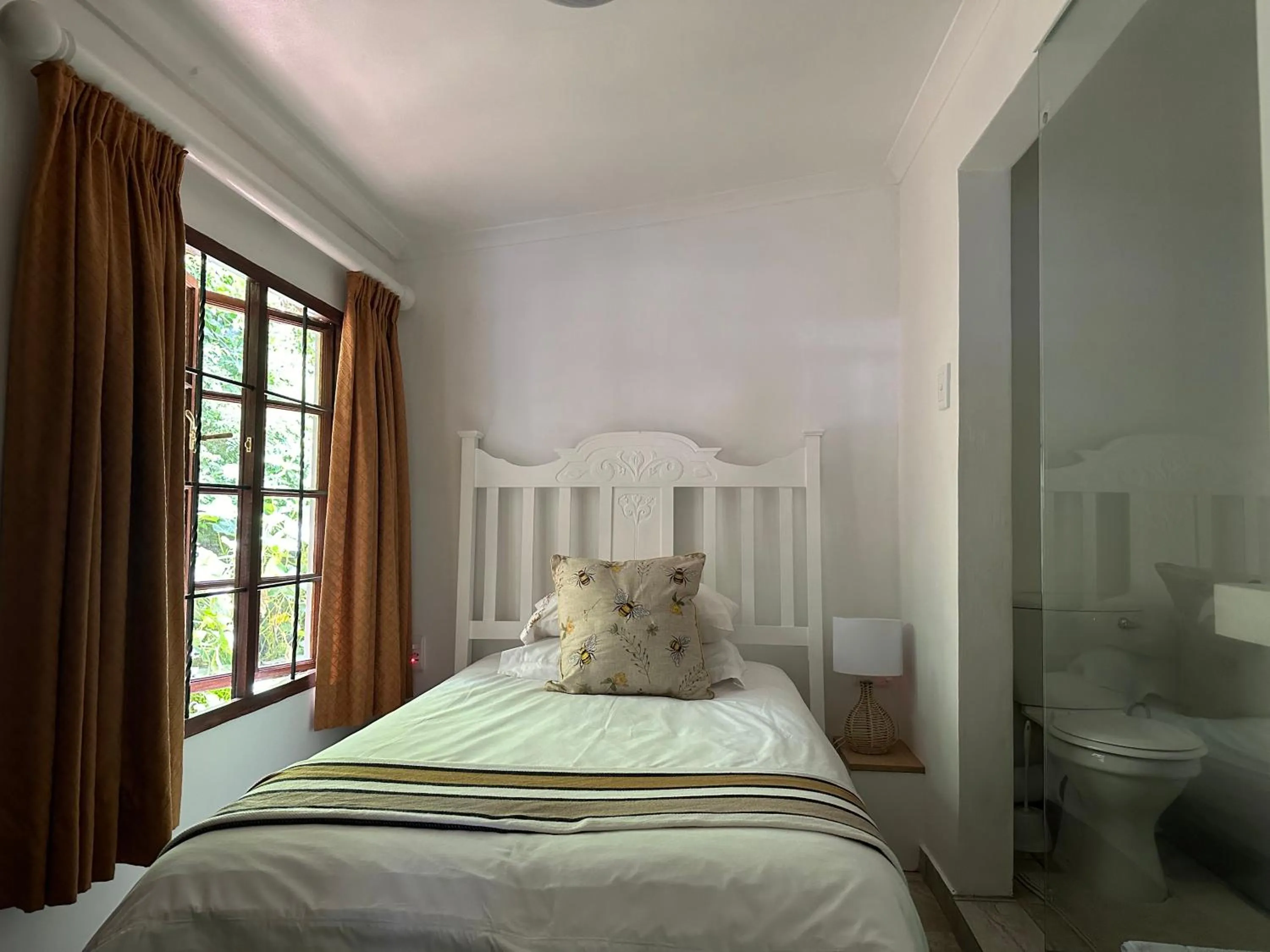 Bedroom, Bed in Salt Rock Manor