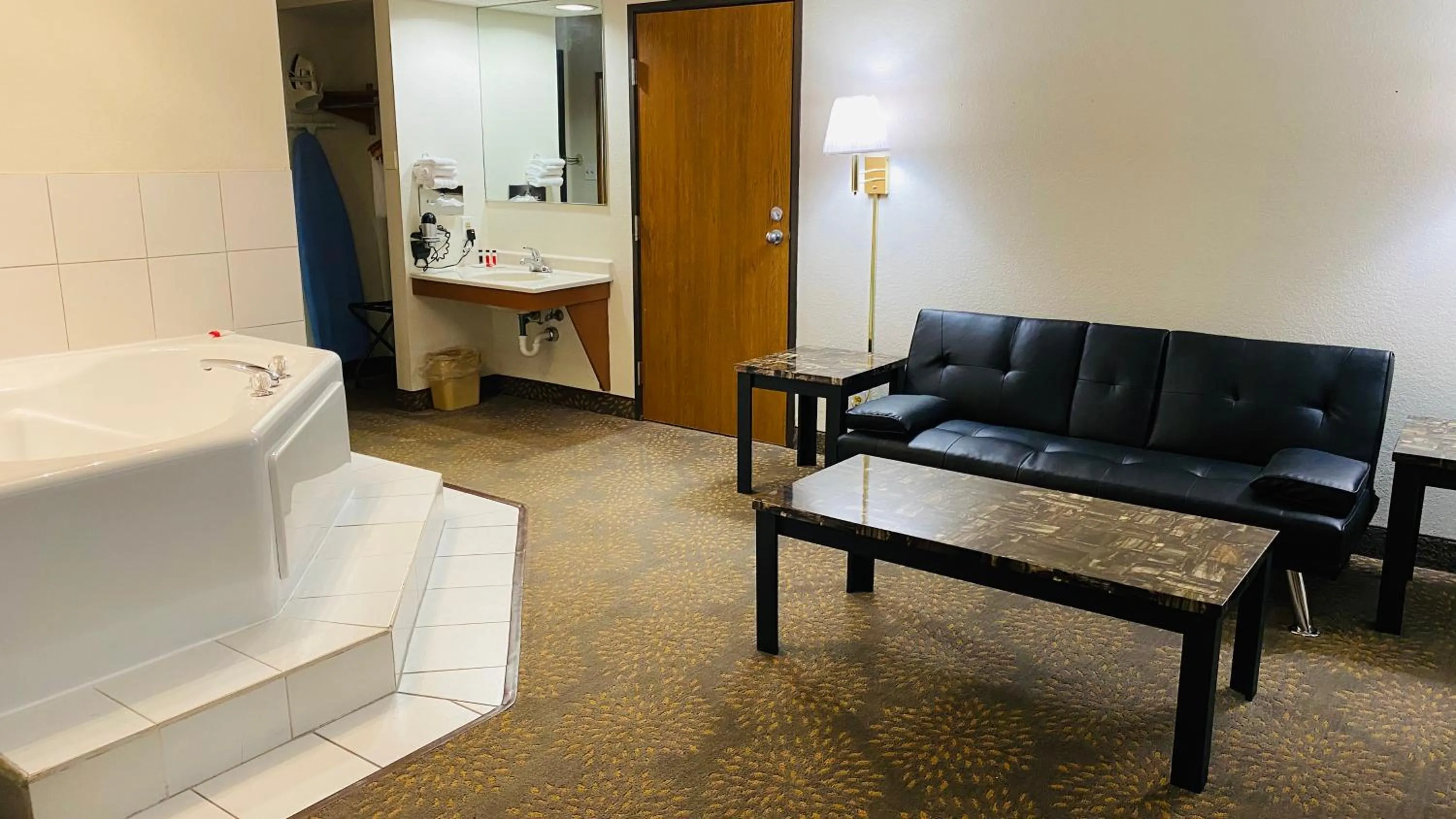 Photo of the whole room in Super 8 by Wyndham Mokena/Frankfort /I-80