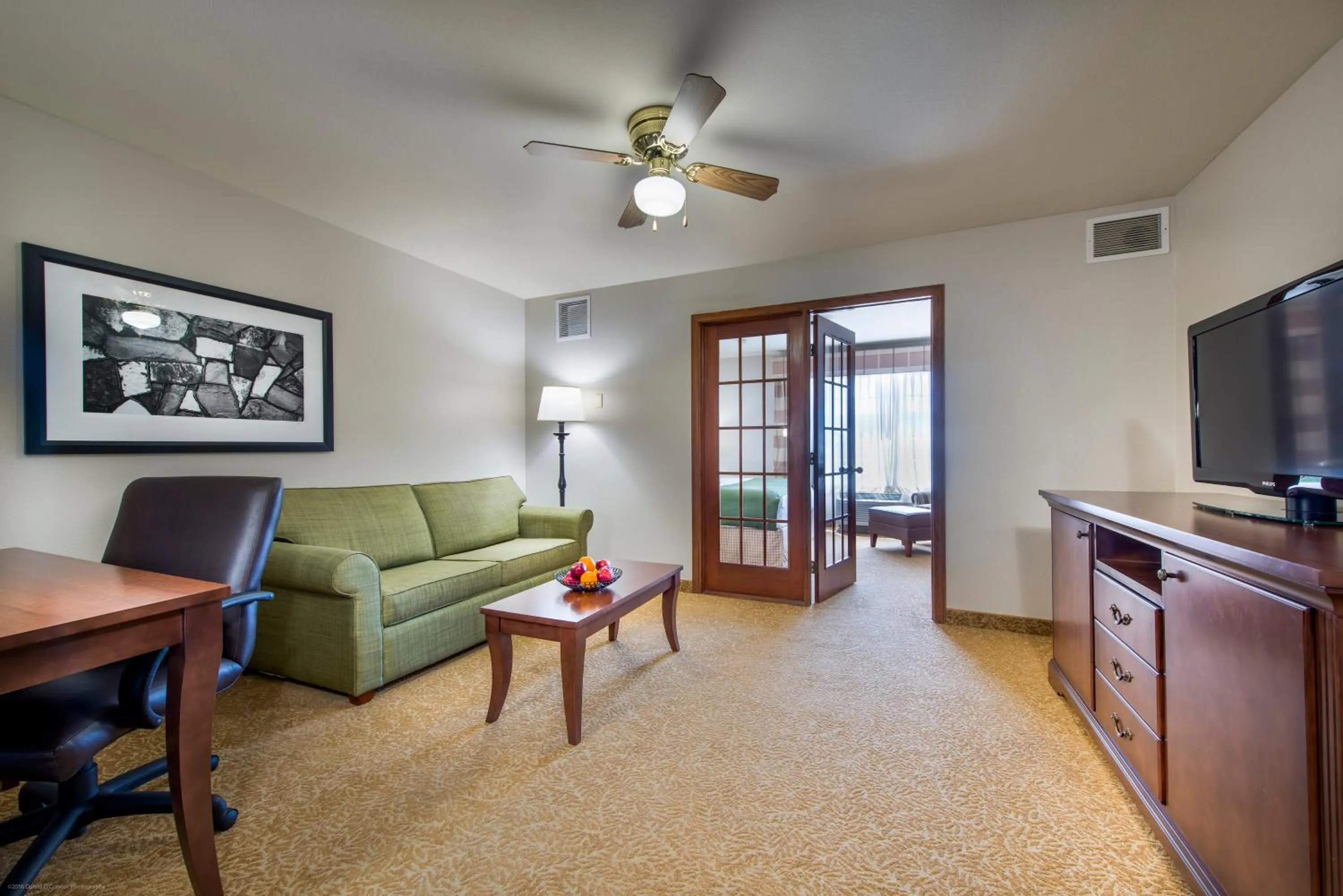 Living room in Country Inn & Suites by Radisson, Greeley, CO