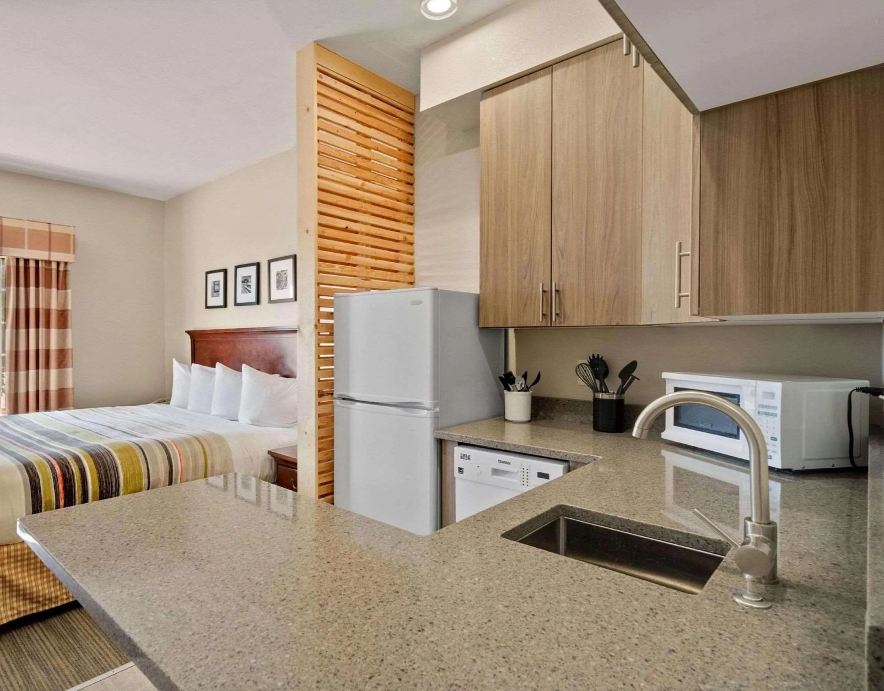 Bedroom, Bed in Country Inn & Suites by Radisson, Greeley, CO