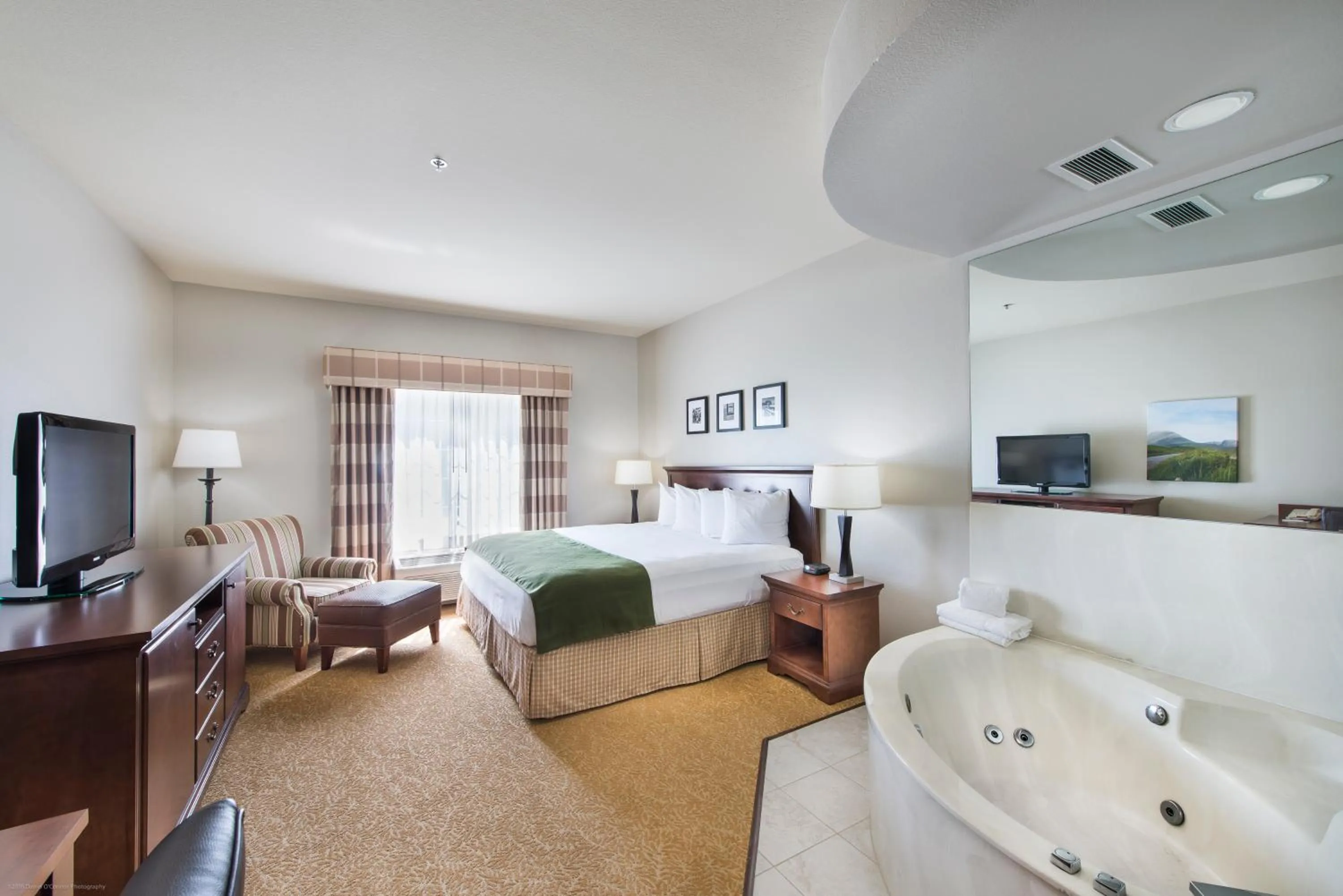 Day, Bed in Country Inn & Suites by Radisson, Greeley, CO