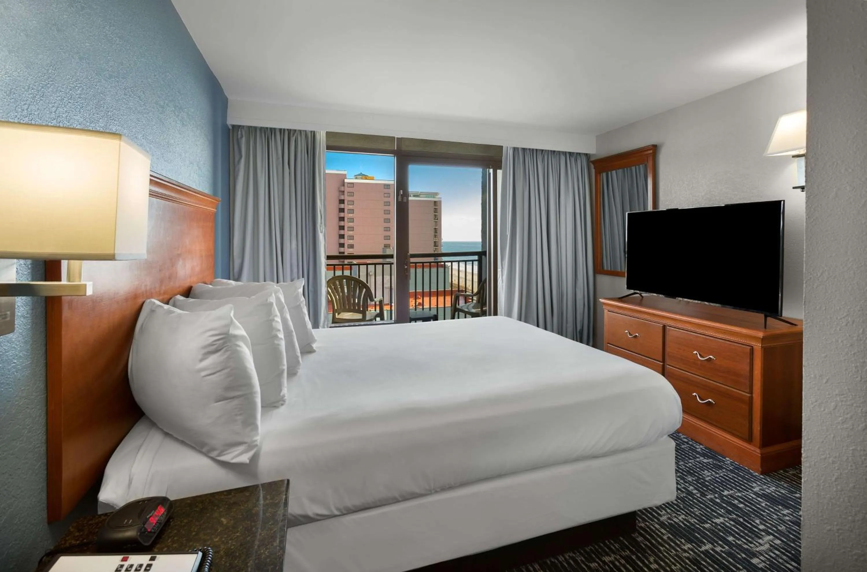 Bedroom, Bed in Dayton House Resort - BW Signature Collection