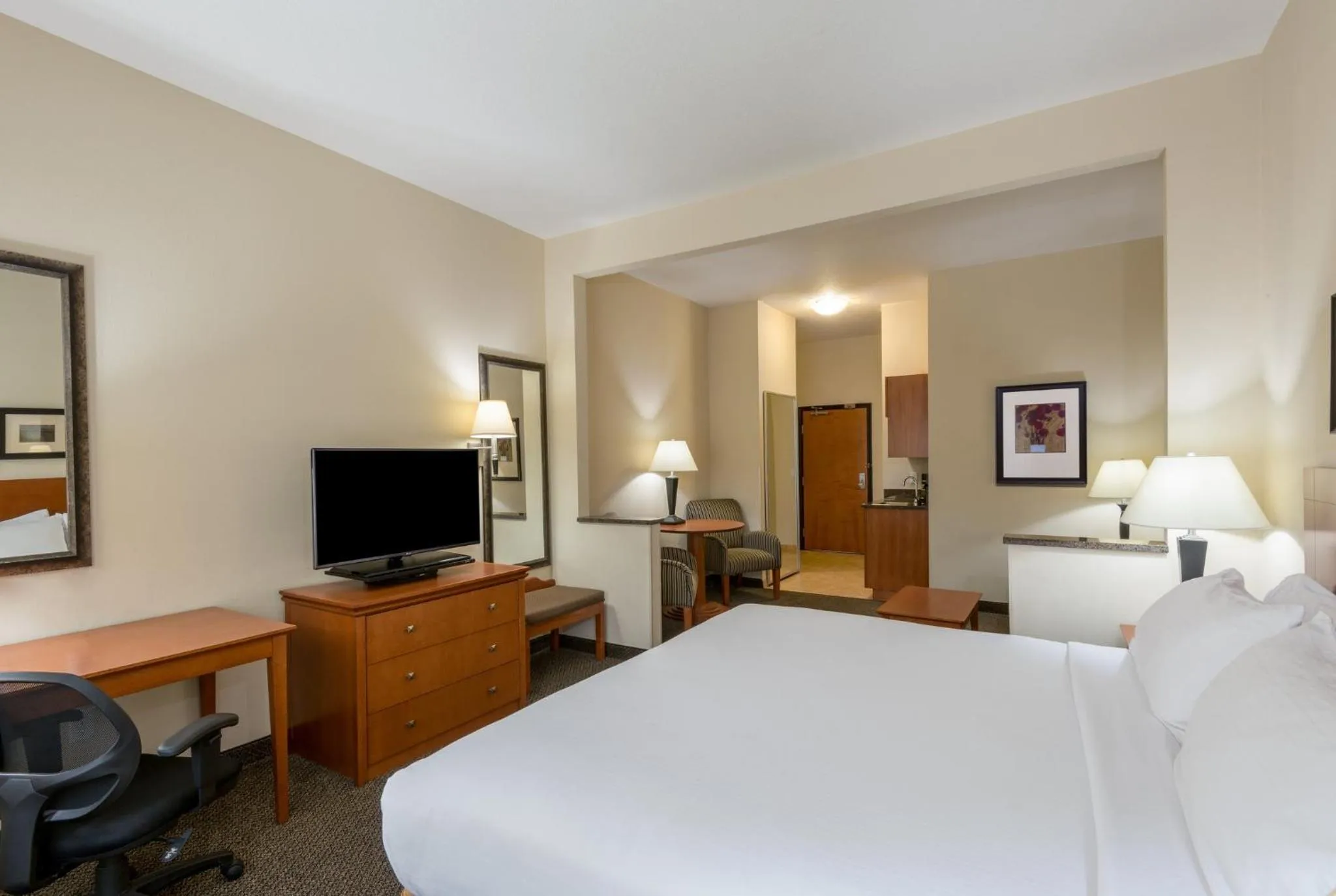 Photo of the whole room, Bed in Holiday Inn Express Hotel Vernal by IHG