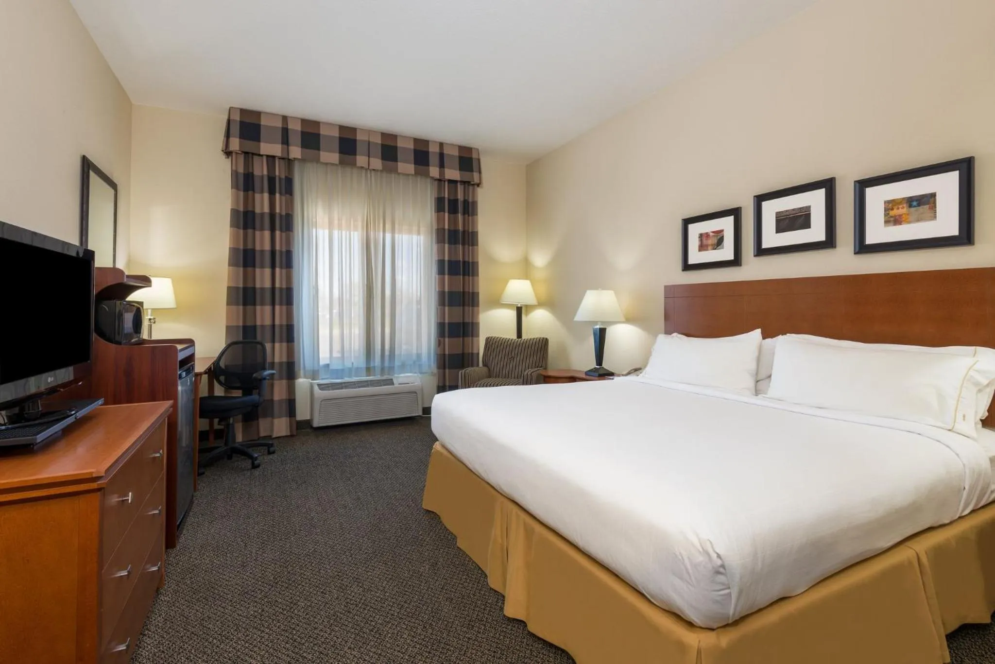 Photo of the whole room, Bed in Holiday Inn Express Hotel Vernal by IHG