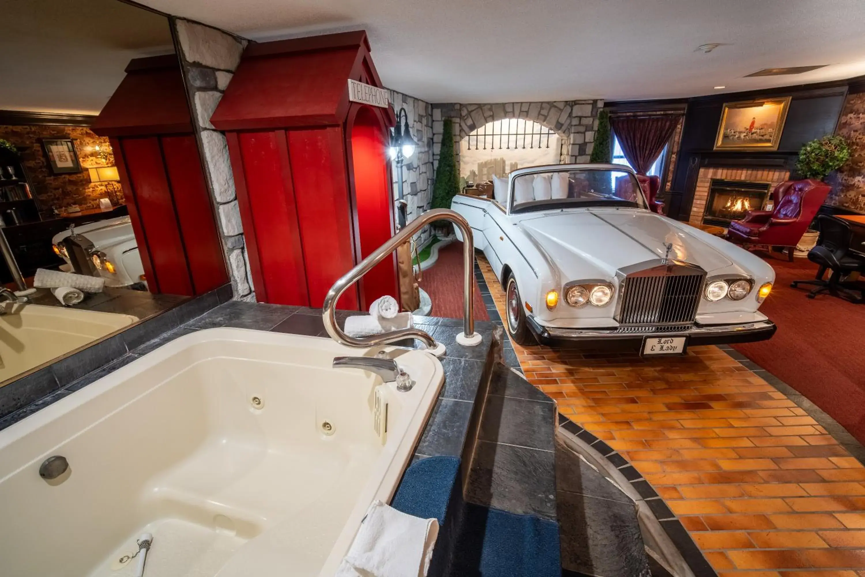 Lord N Lady Queen Suite with Spa Bath and Fireplace in Best Western Fireside Inn Lord N Lady Queen Suite with Spa Bath and Fireplace in Best Western Fireside Inn