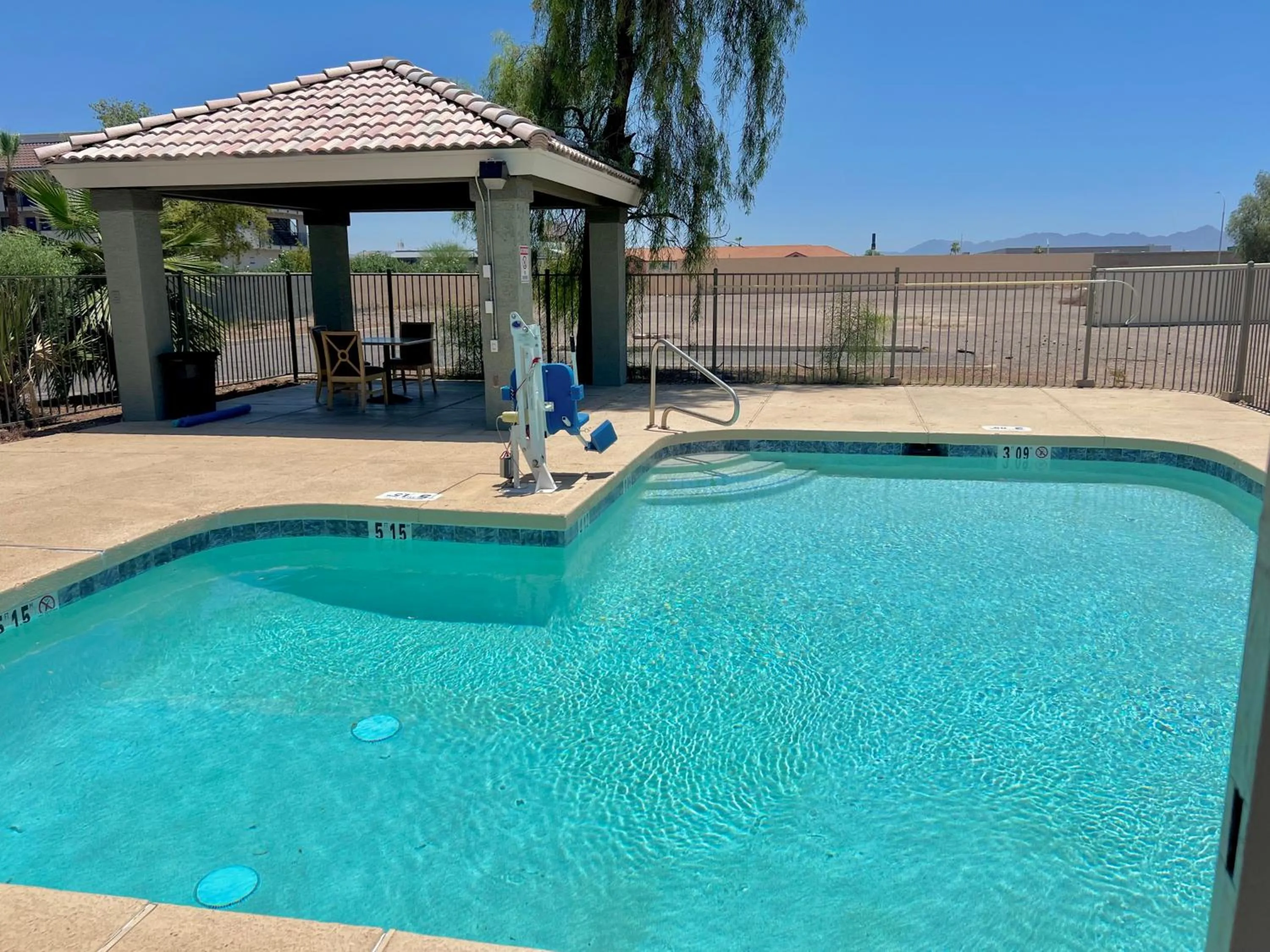 Swimming pool in Budget Inn Phoenix