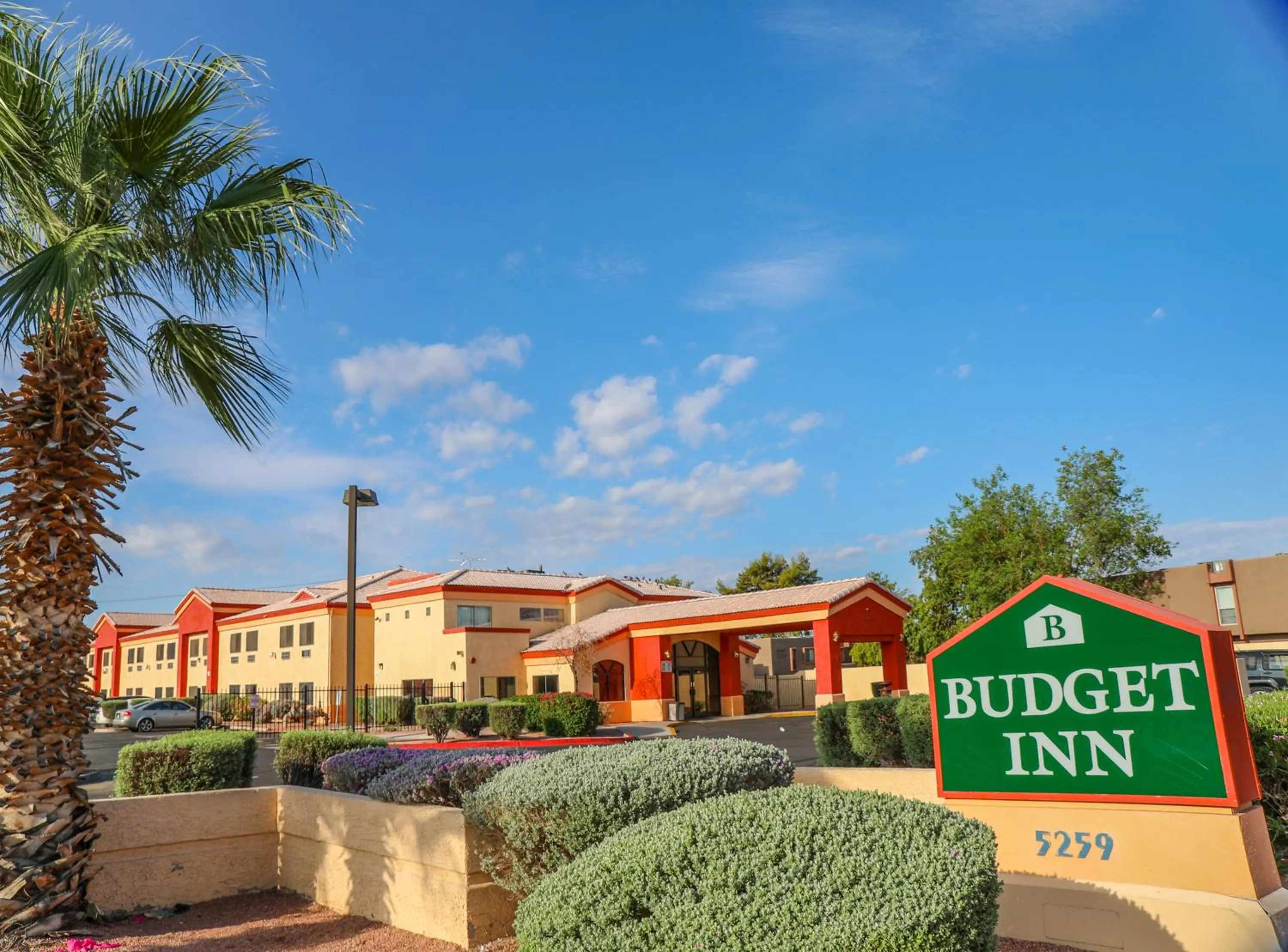 Property building in Budget Inn Phoenix