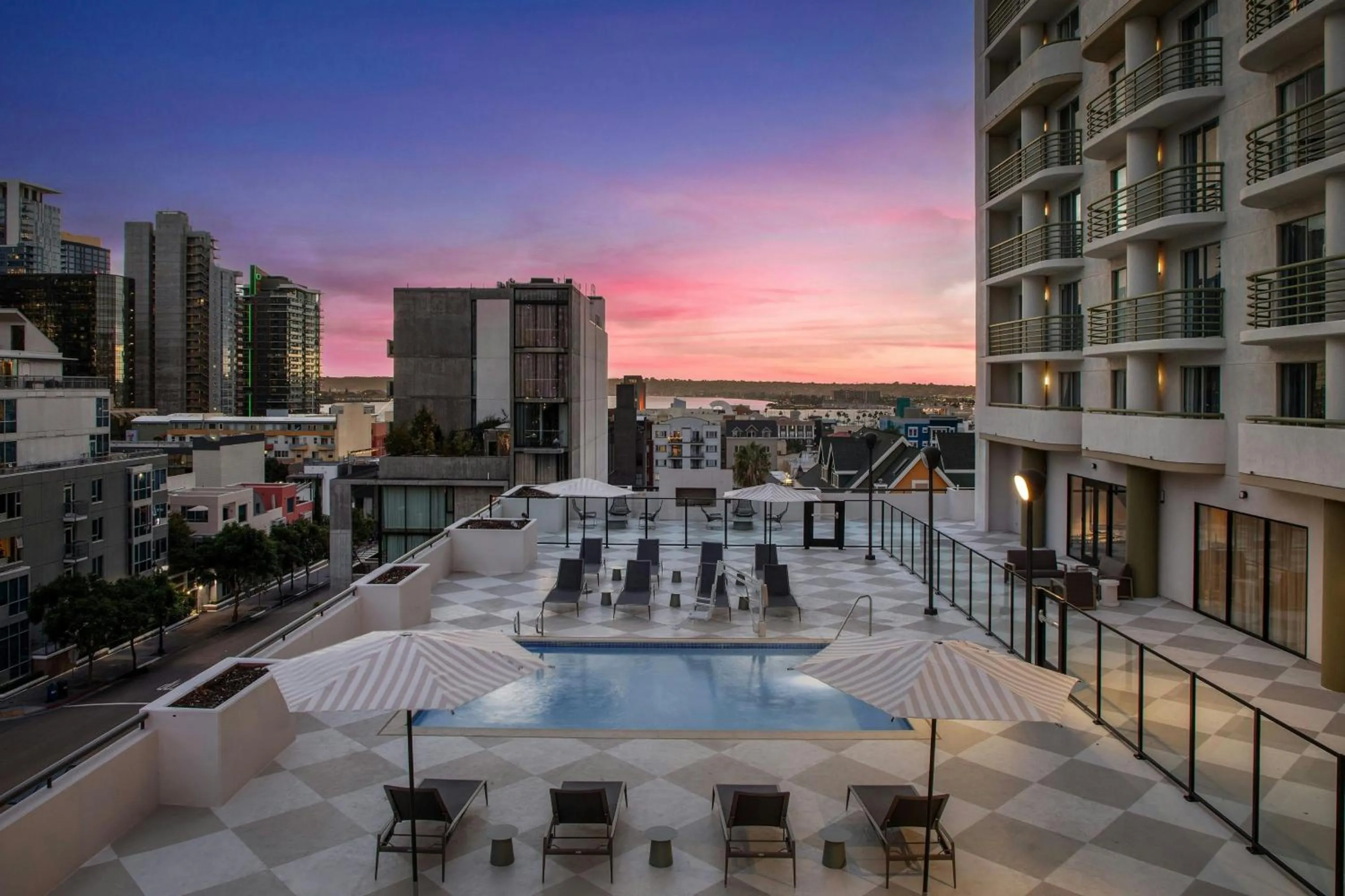 Swimming pool in Courtyard by Marriott San Diego Downtown Little Italy