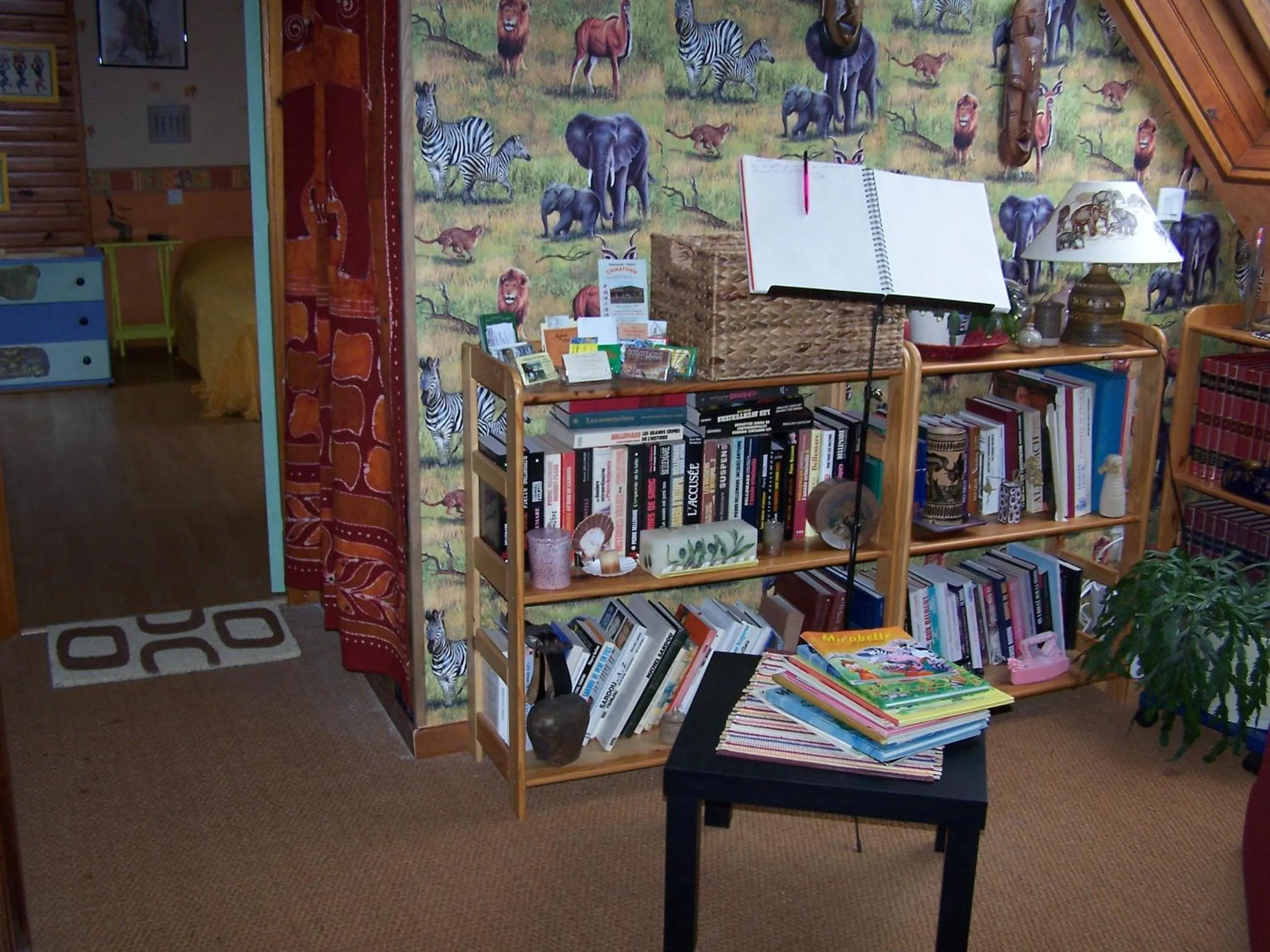 Library in Une Chambre D'Hote Yvetot