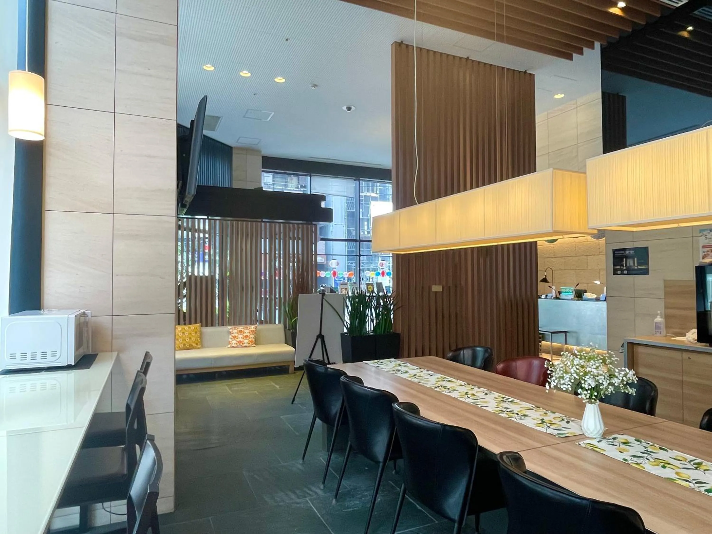 Seating area in Tokyu Stay Kamata - Tokyo Haneda