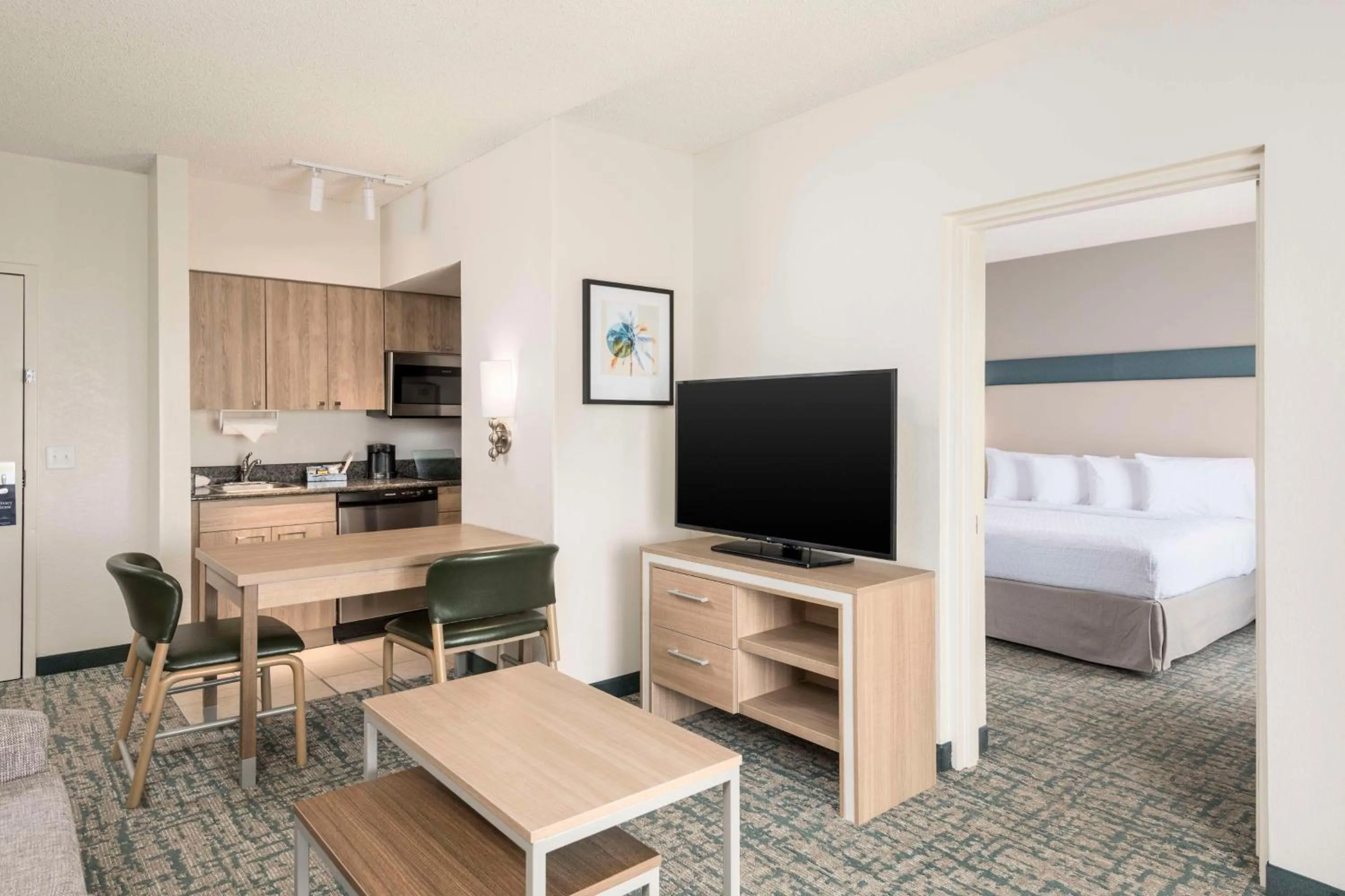 Kitchen or kitchenette, Bed in Homewood Suites Miami Airport/Blue Lagoon