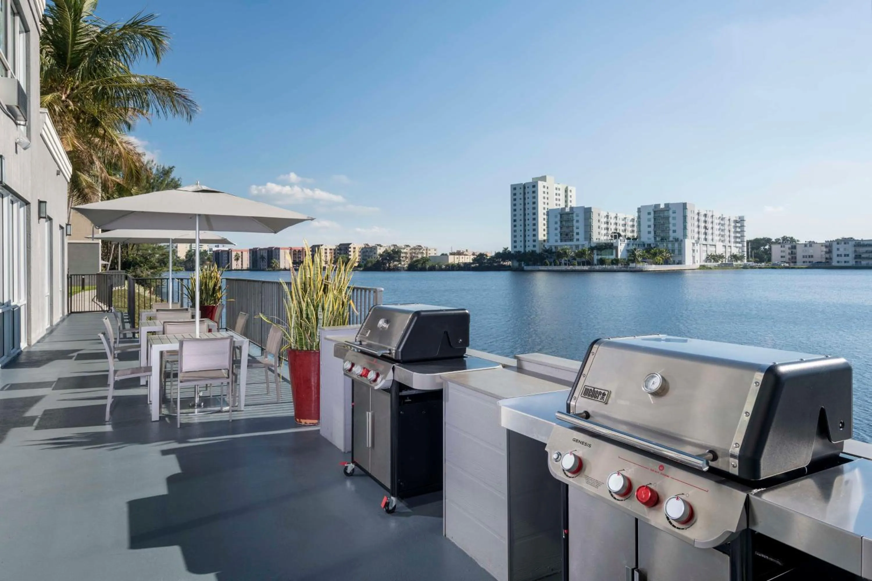 Dining area in Homewood Suites Miami Airport/Blue Lagoon