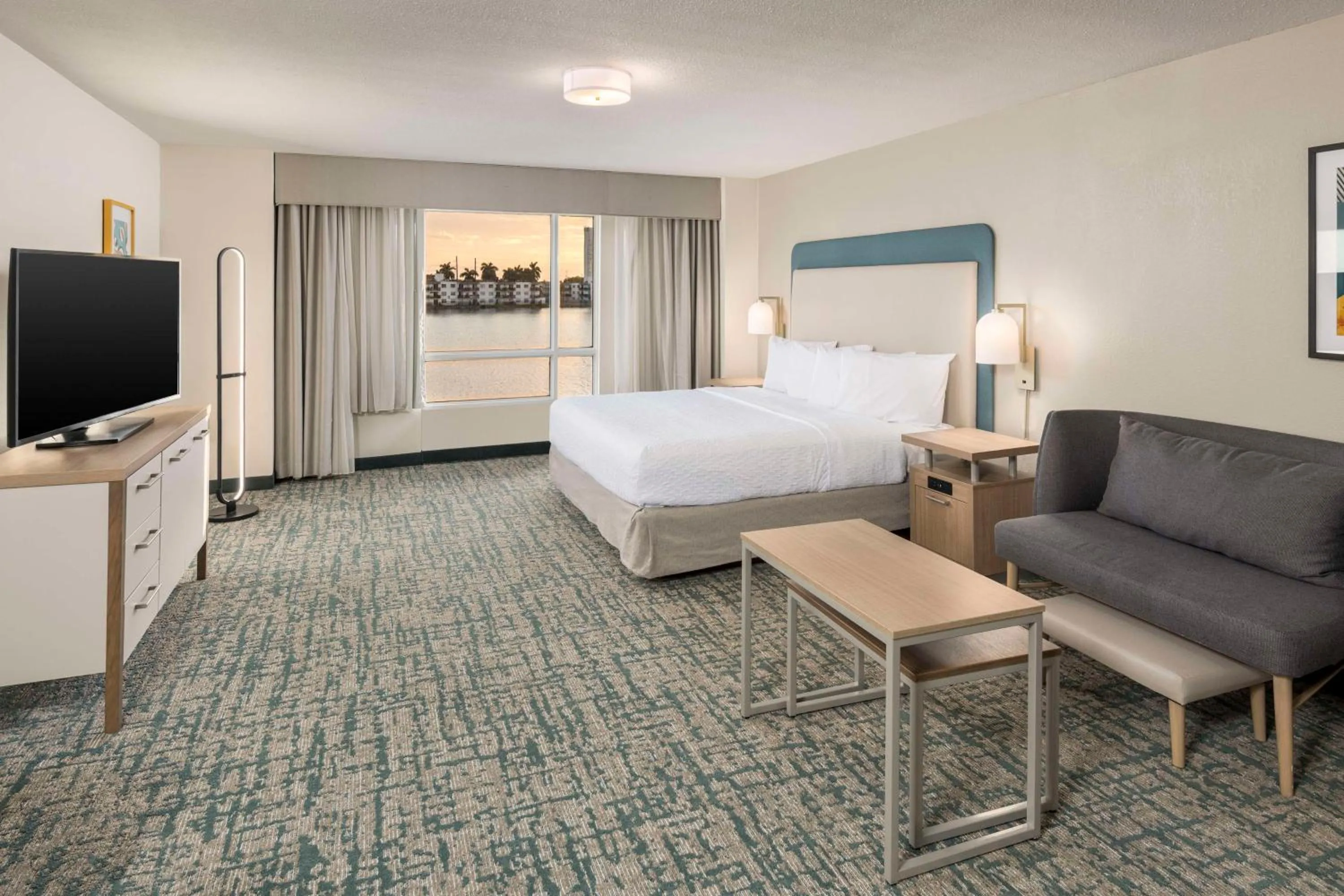 Living room, Bed in Homewood Suites Miami Airport/Blue Lagoon