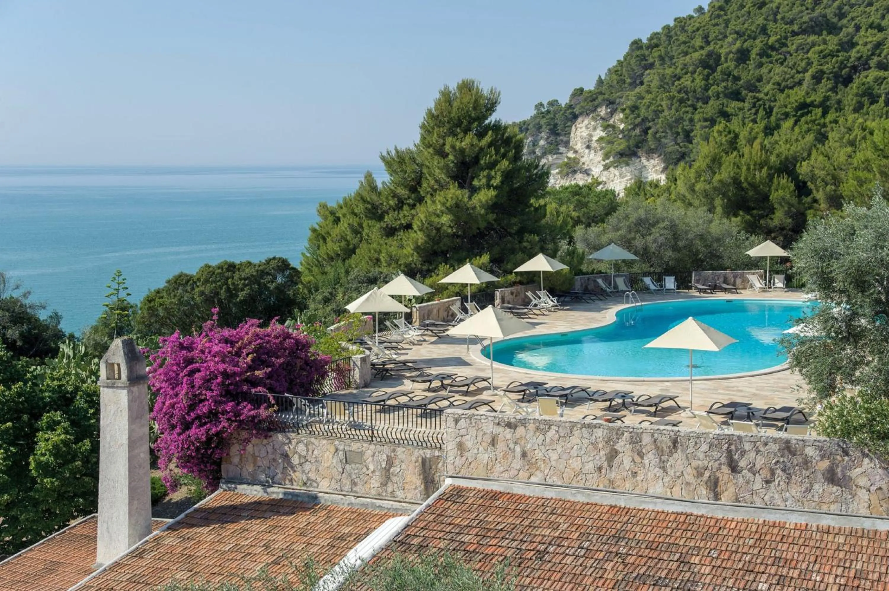 Swimming pool in Baia Delle Zagare - Handwritten Collection