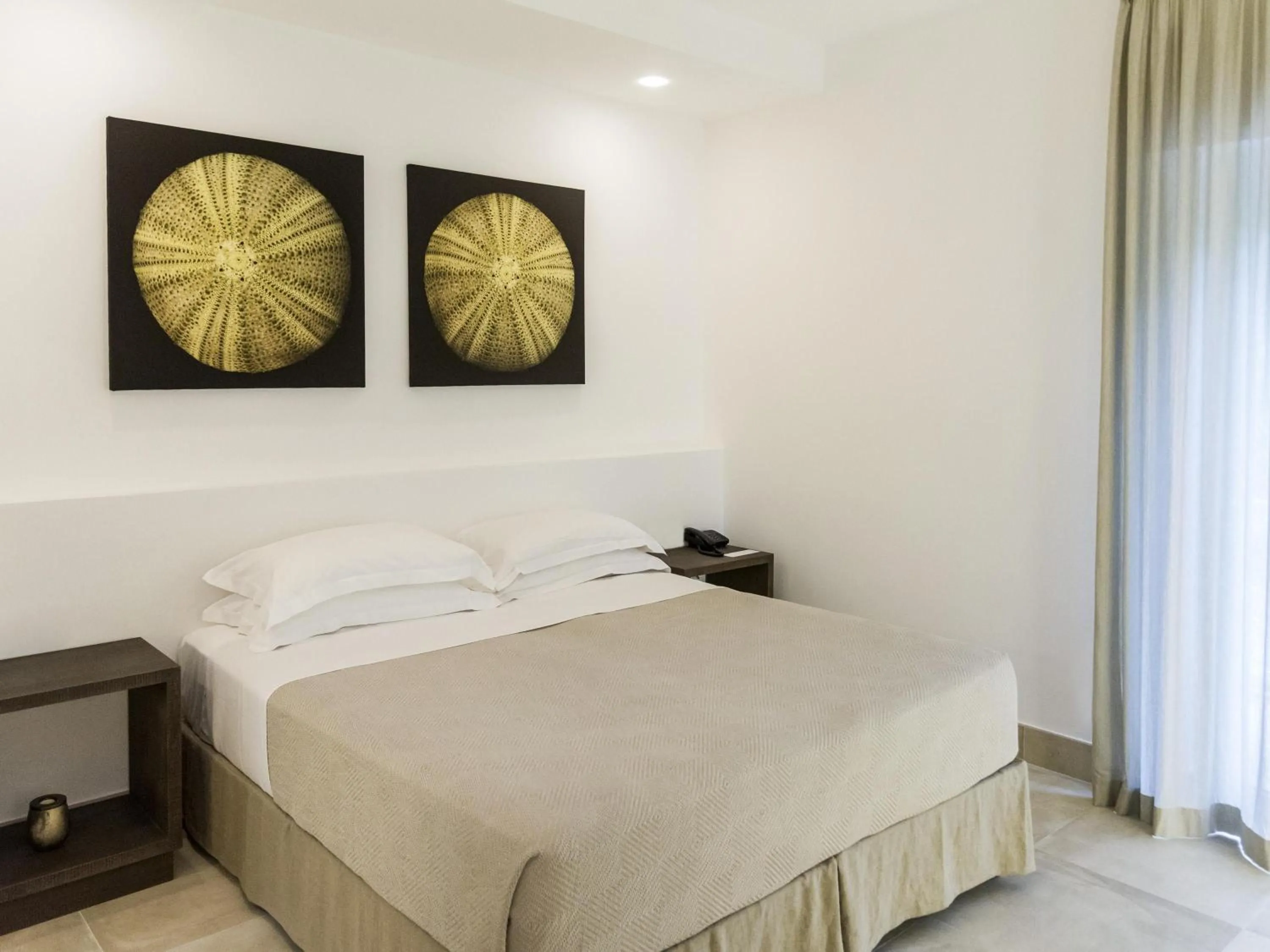 Bedroom, Bed in Baia Delle Zagare - Handwritten Collection