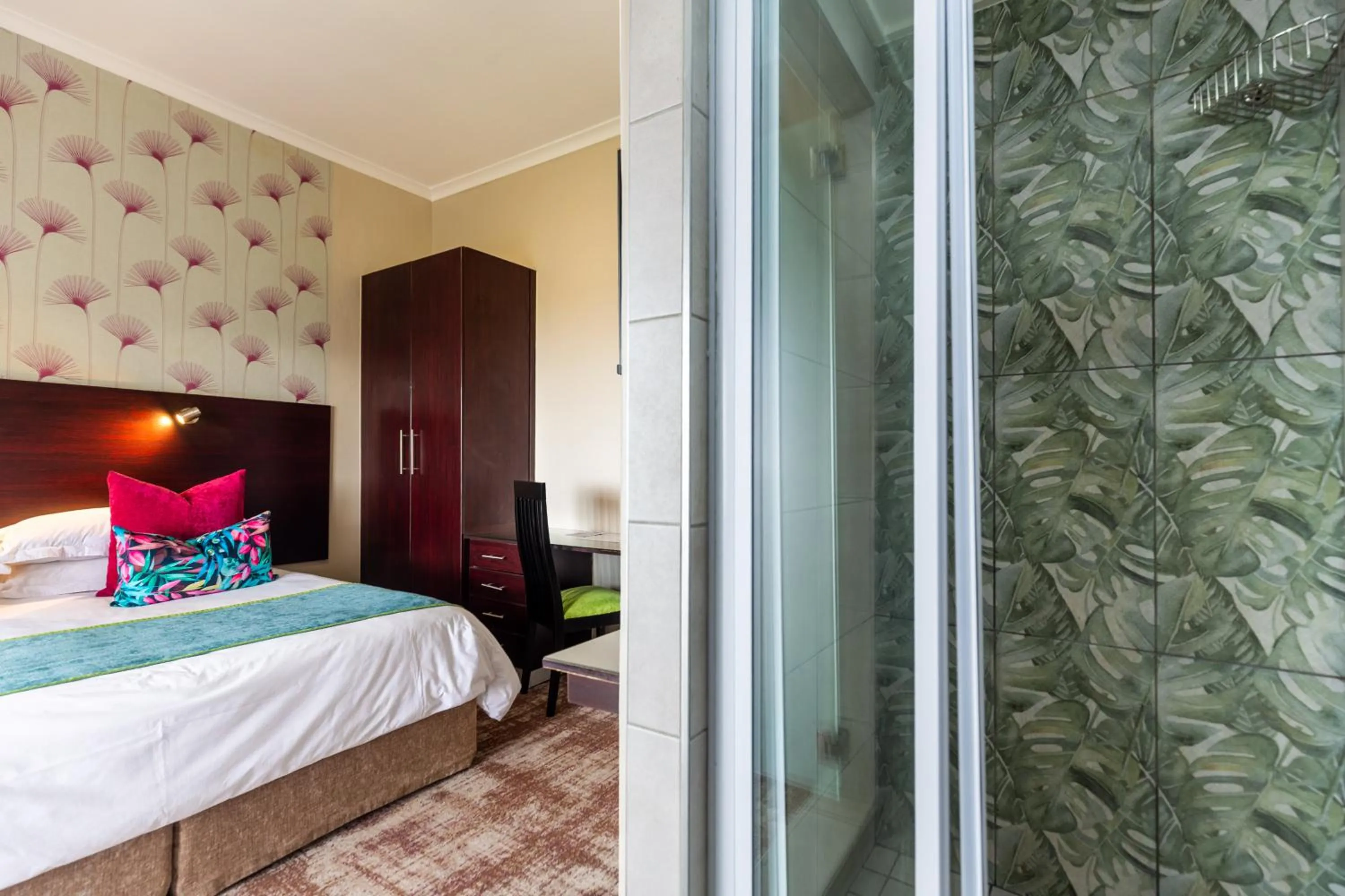 Bedroom, Bed in Signal Hill Lodge