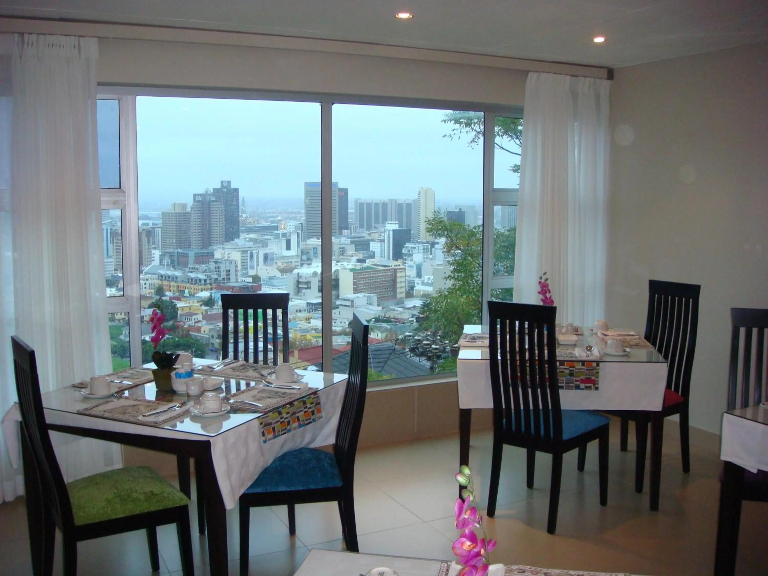 Restaurant/places to eat in Signal Hill Lodge