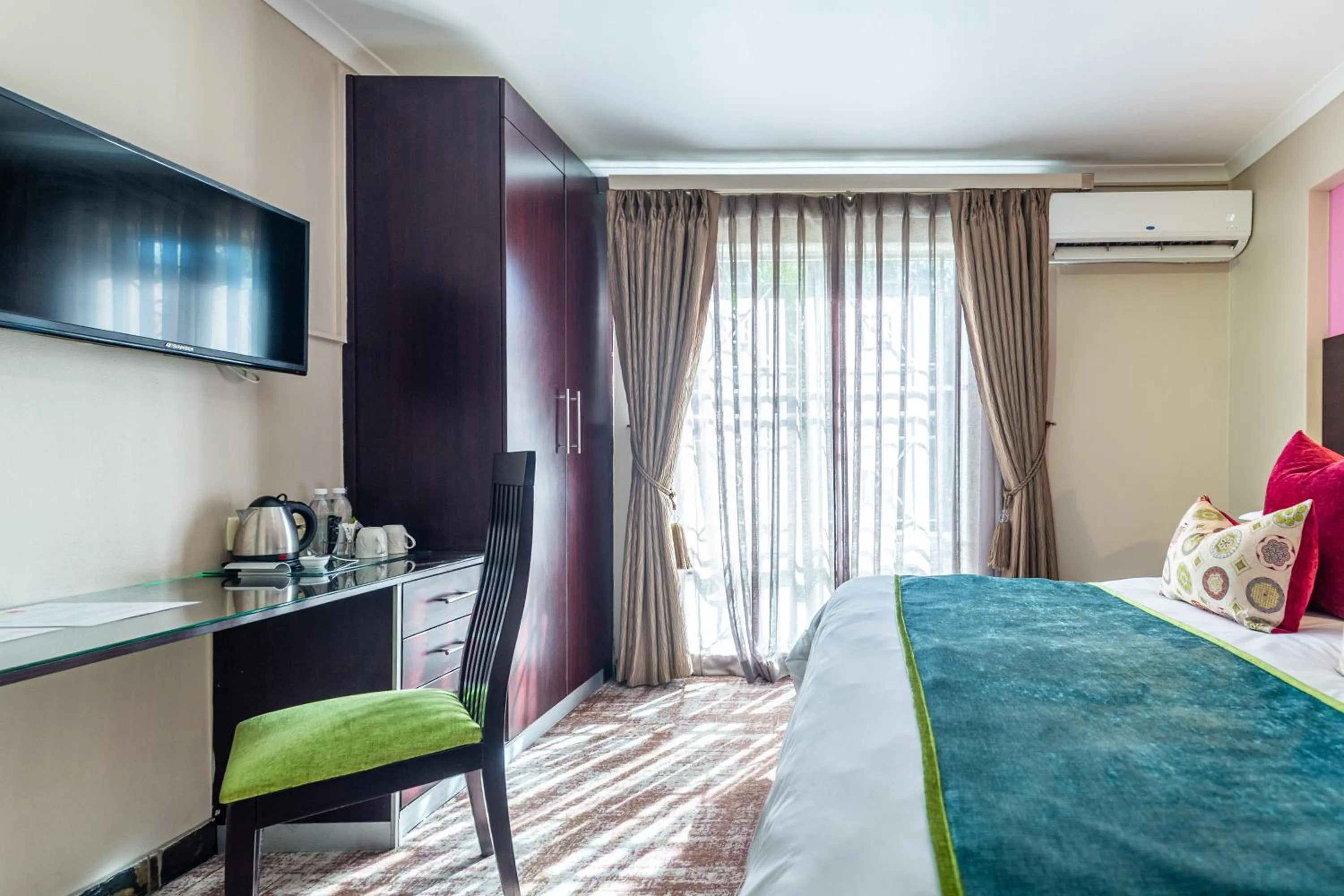 Bedroom, Bed in Signal Hill Lodge