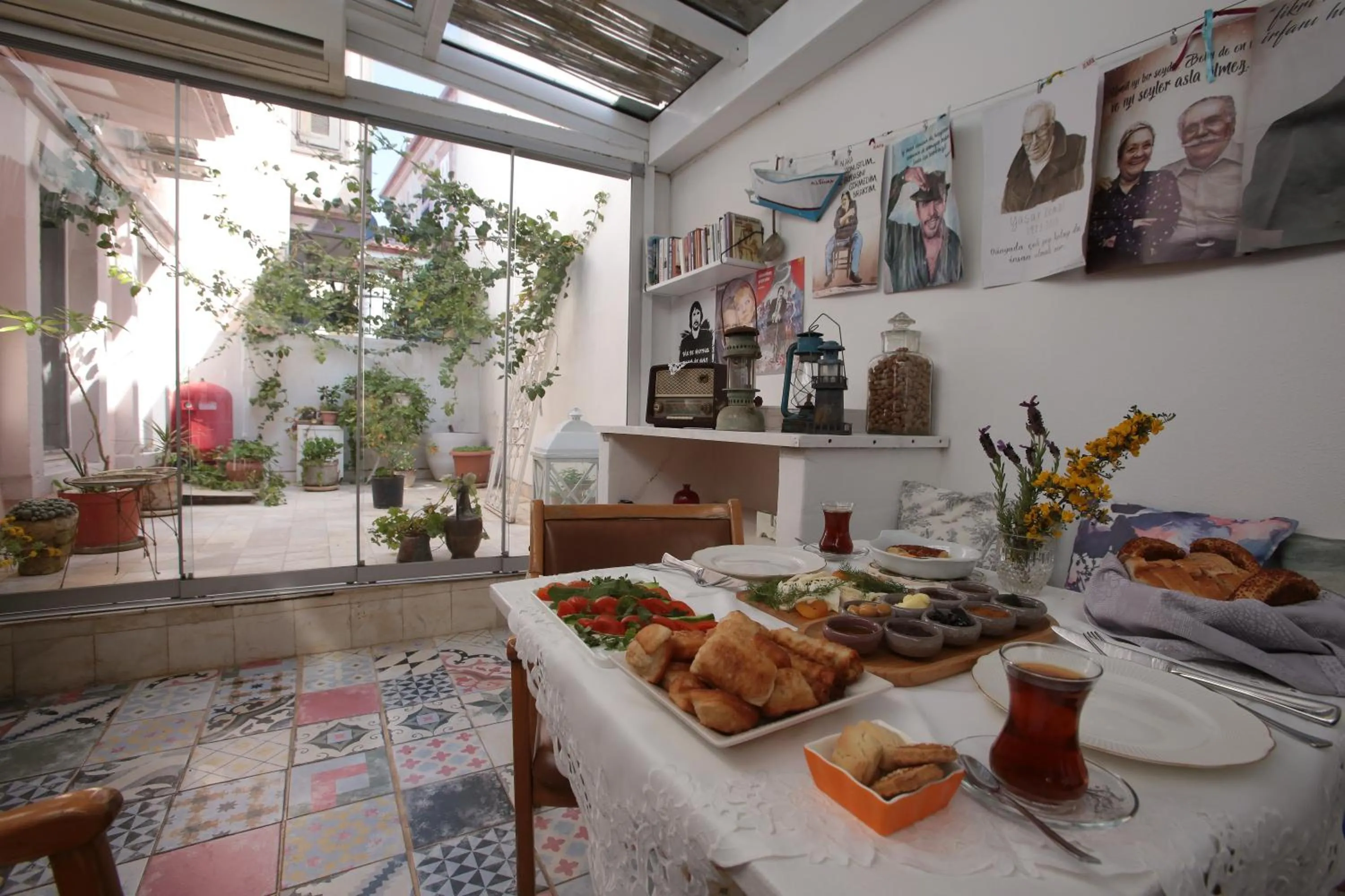 Food and drinks in Moshinos Hotel