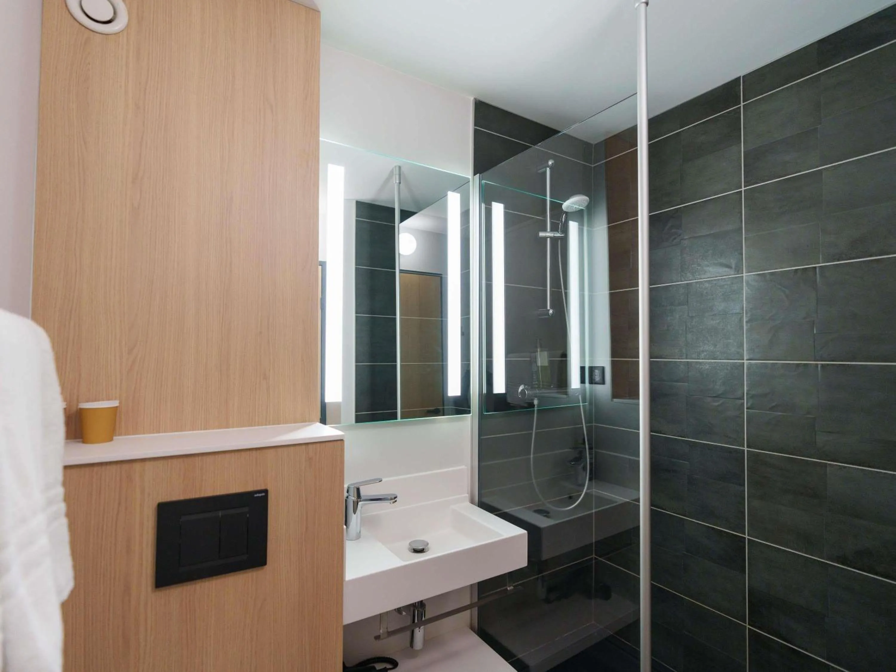 Bedroom in Ibis Laon - Hôtel Restaurant