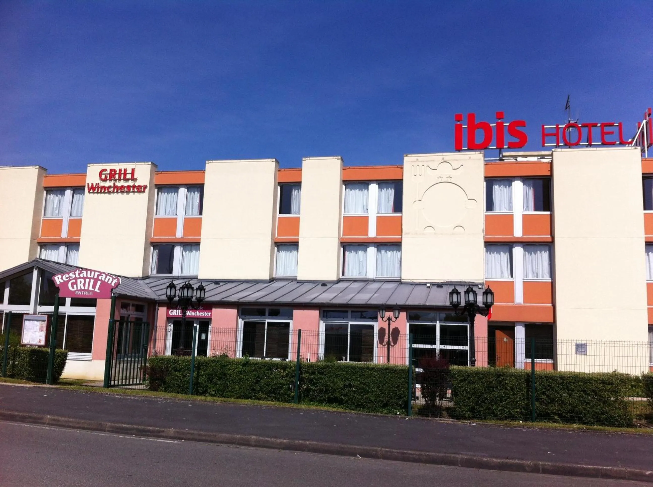 Facade/entrance in Ibis Laon - Hôtel Restaurant