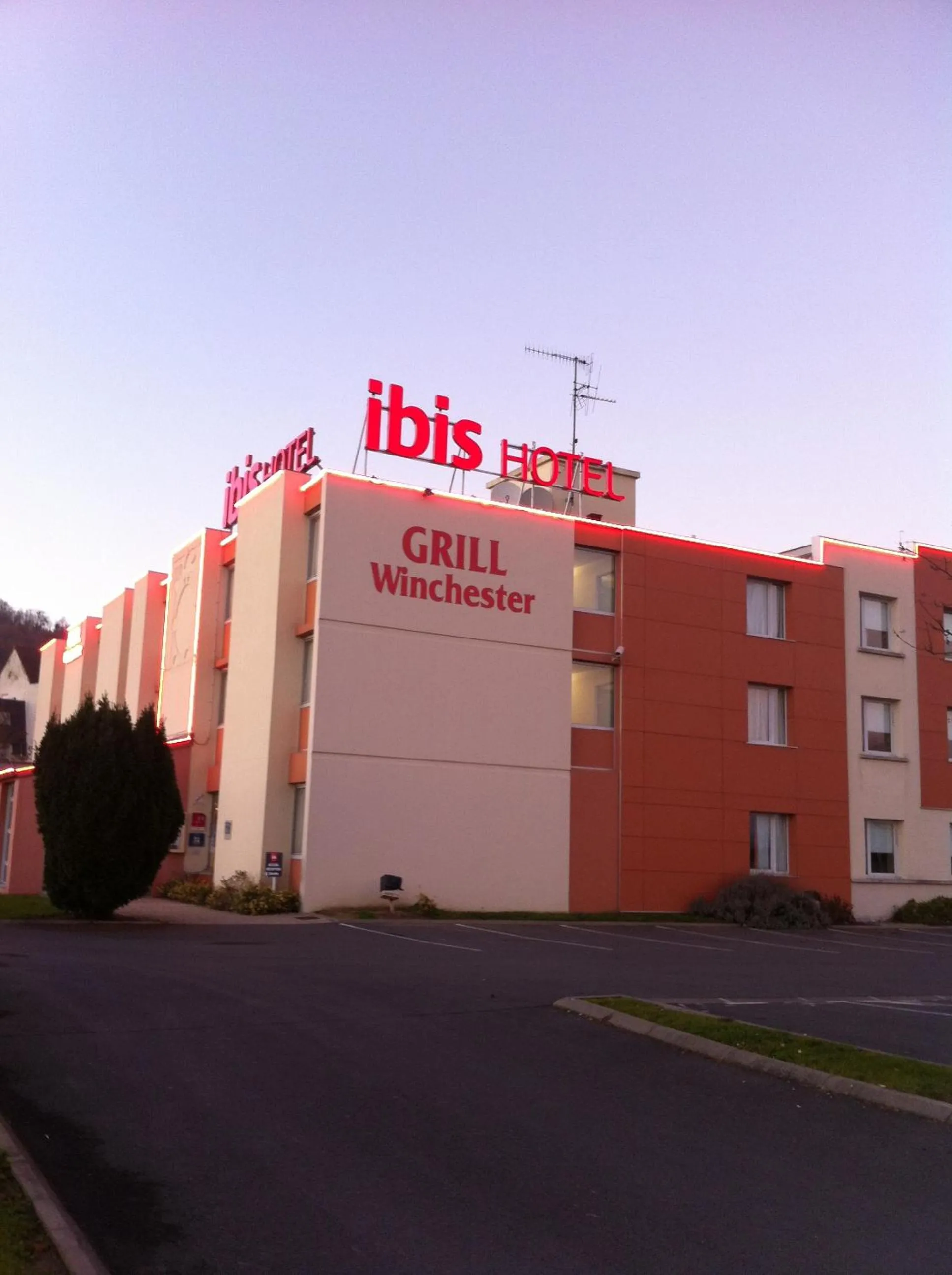 Facade/entrance in Ibis Laon - Hôtel Restaurant