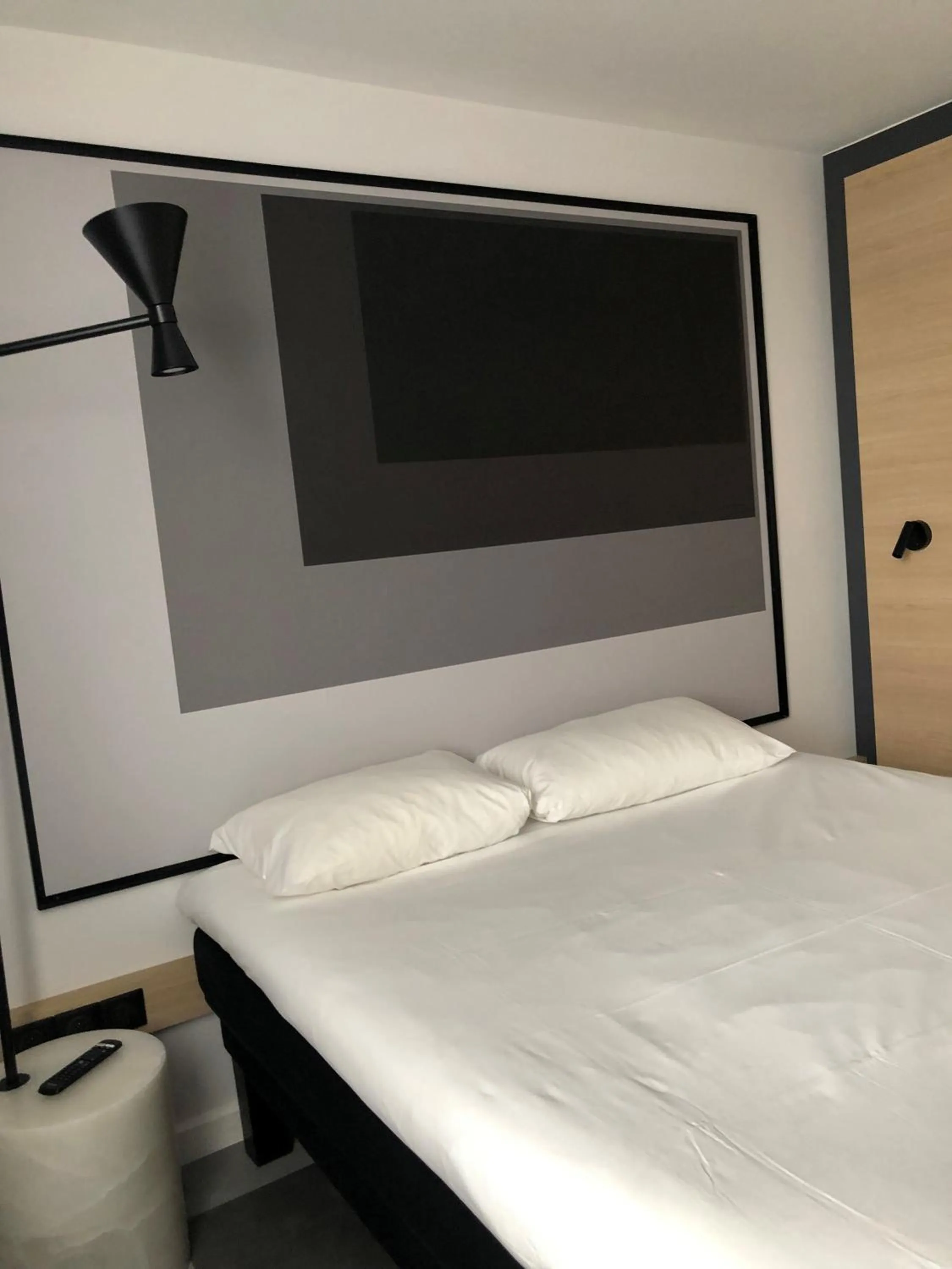 Bedroom, Bed in Ibis Laon - Hôtel Restaurant