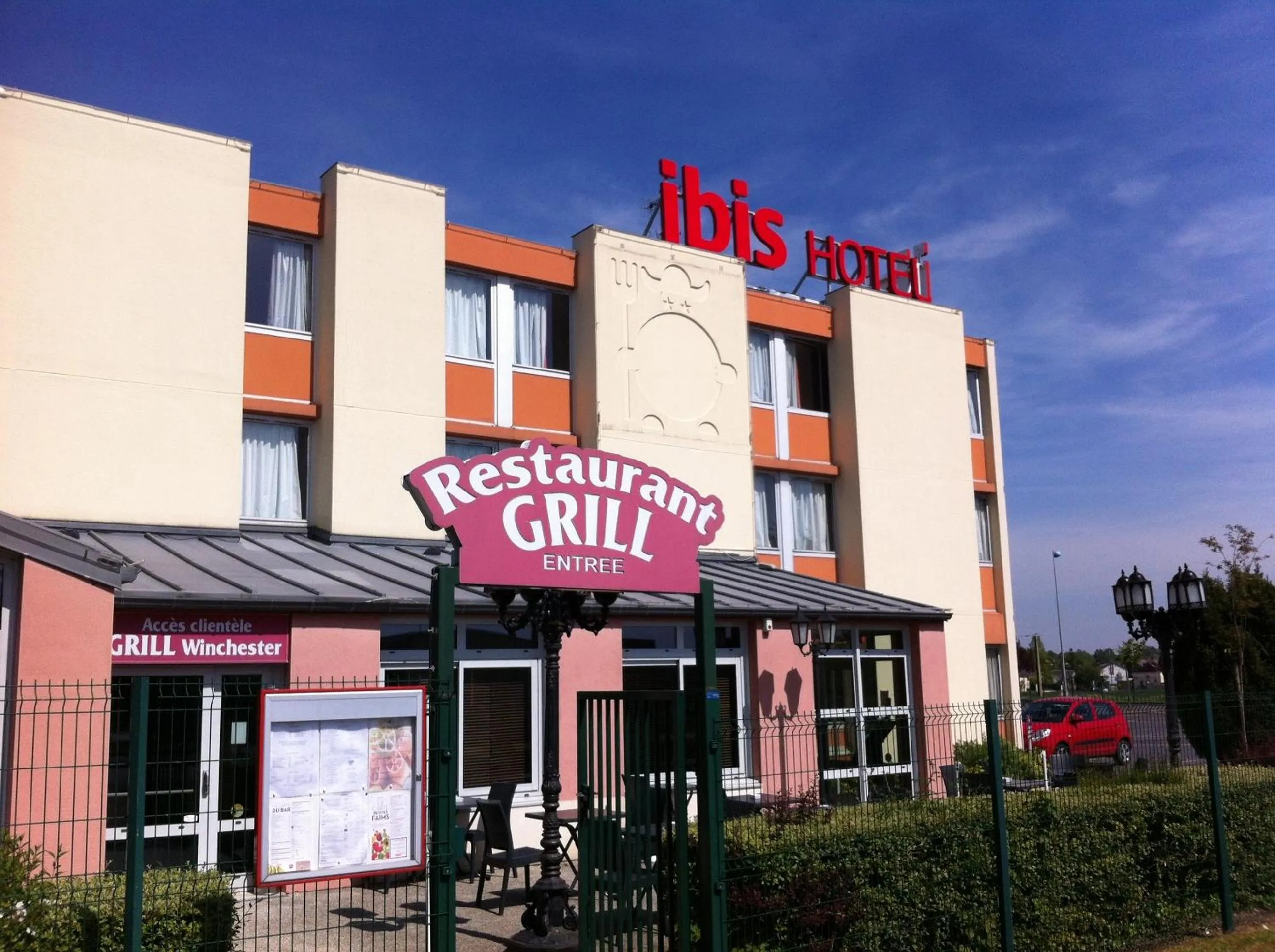 Facade/entrance in Ibis Laon - Hôtel Restaurant