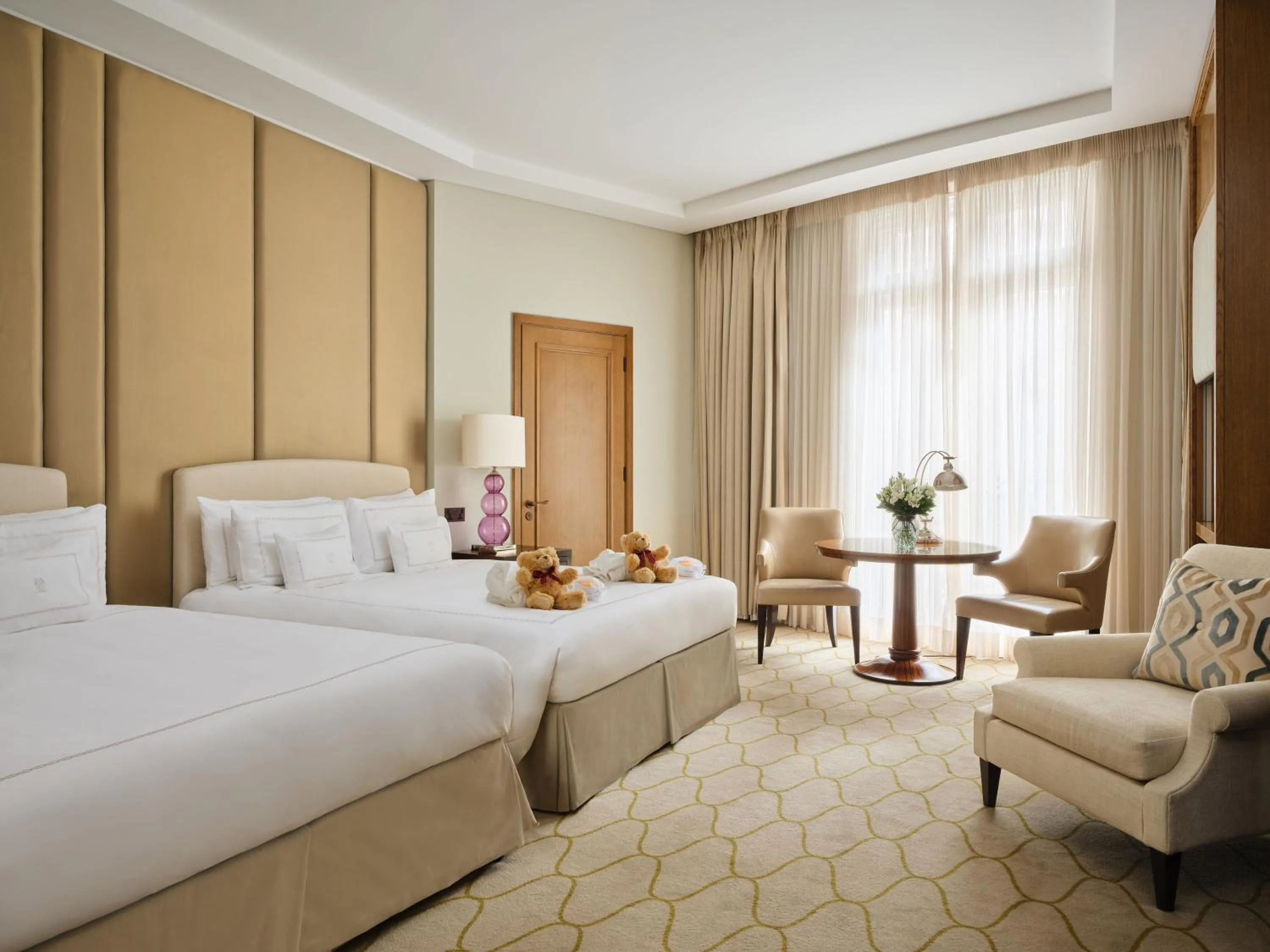 Bedroom, Bed in Corinthia London