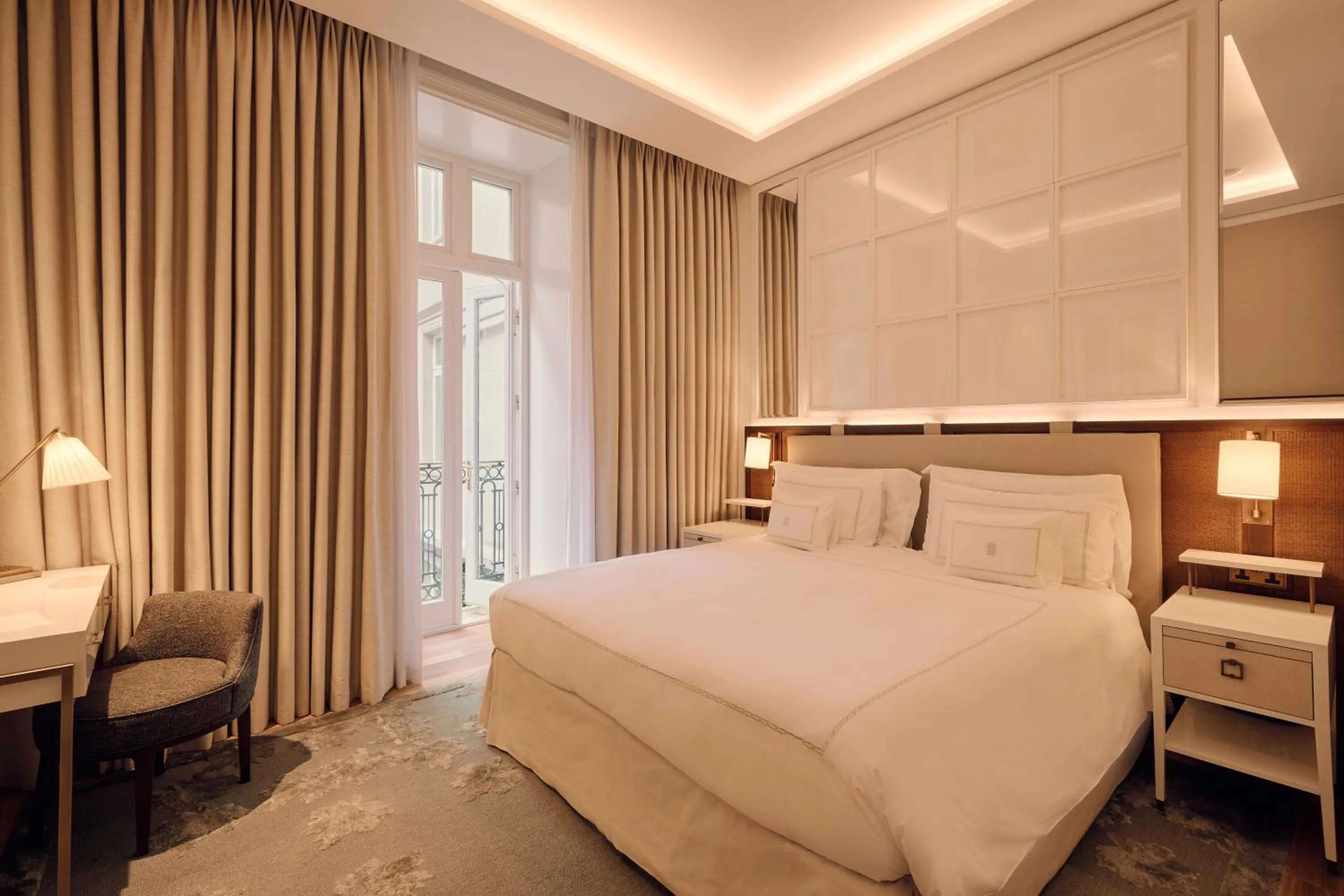 Bedroom, Bed in Corinthia London