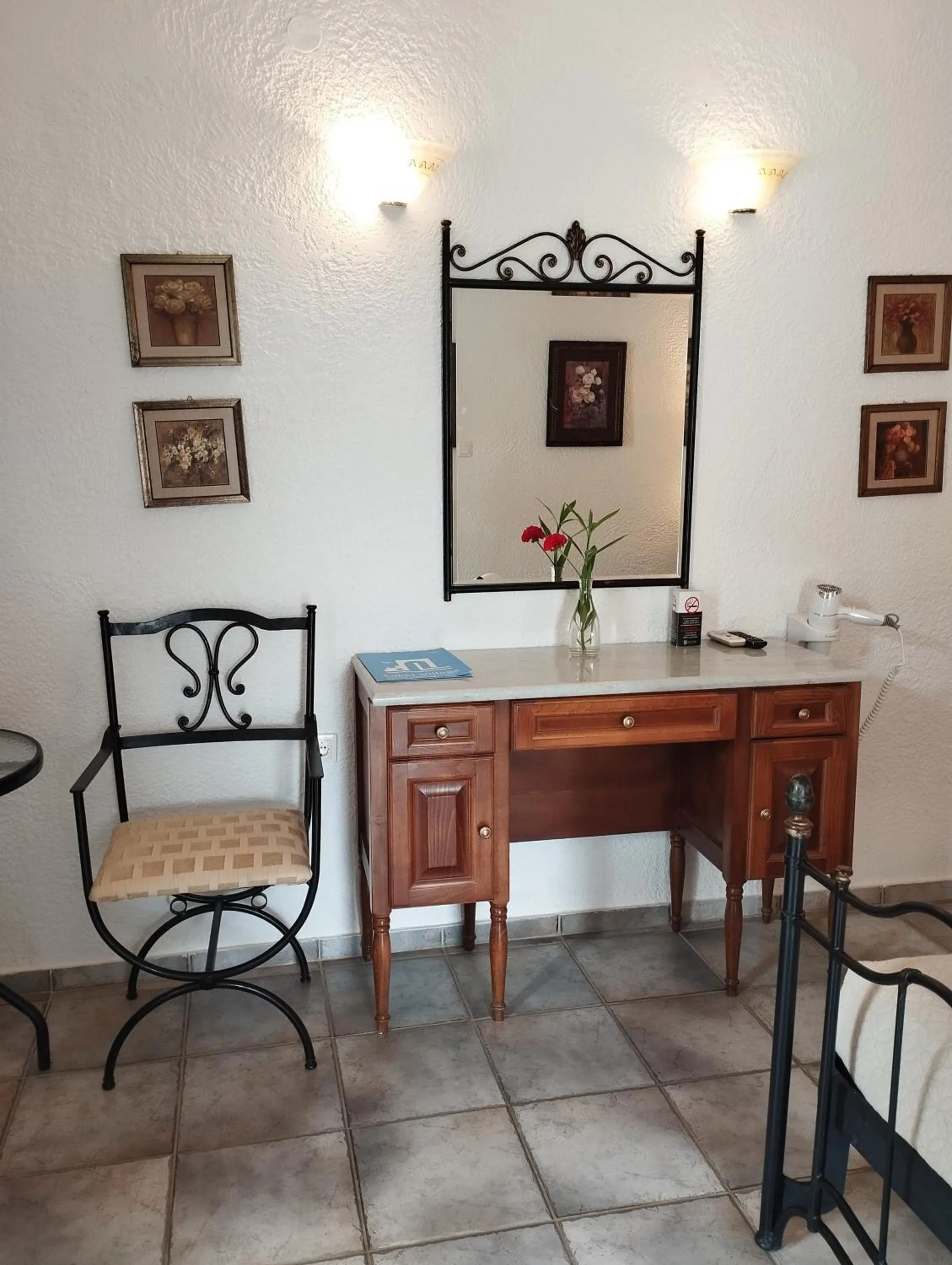 Bedroom in Lakki Village