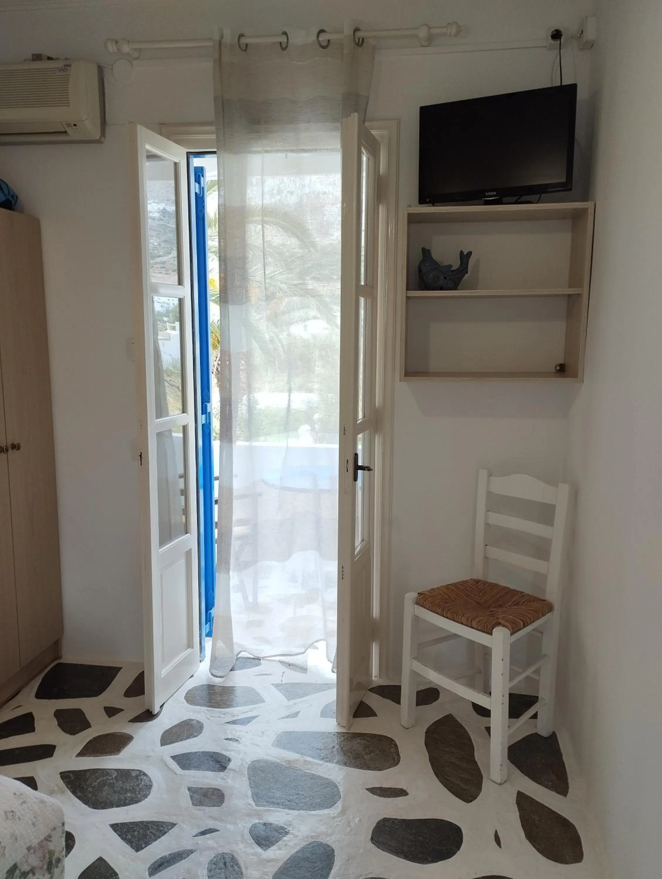 TV and multimedia in Lakki Village