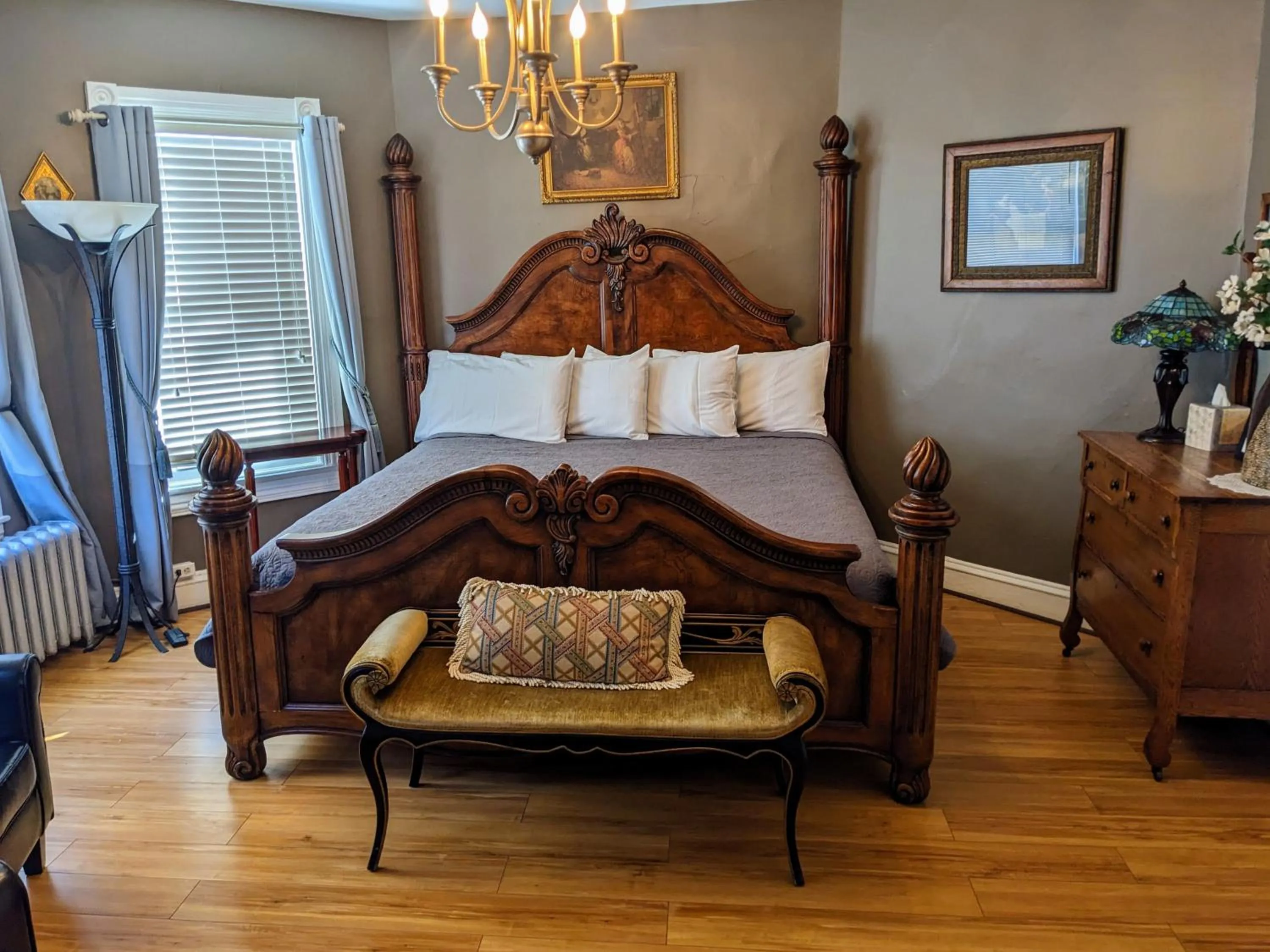 Bed in Chelsea Pub and Inn