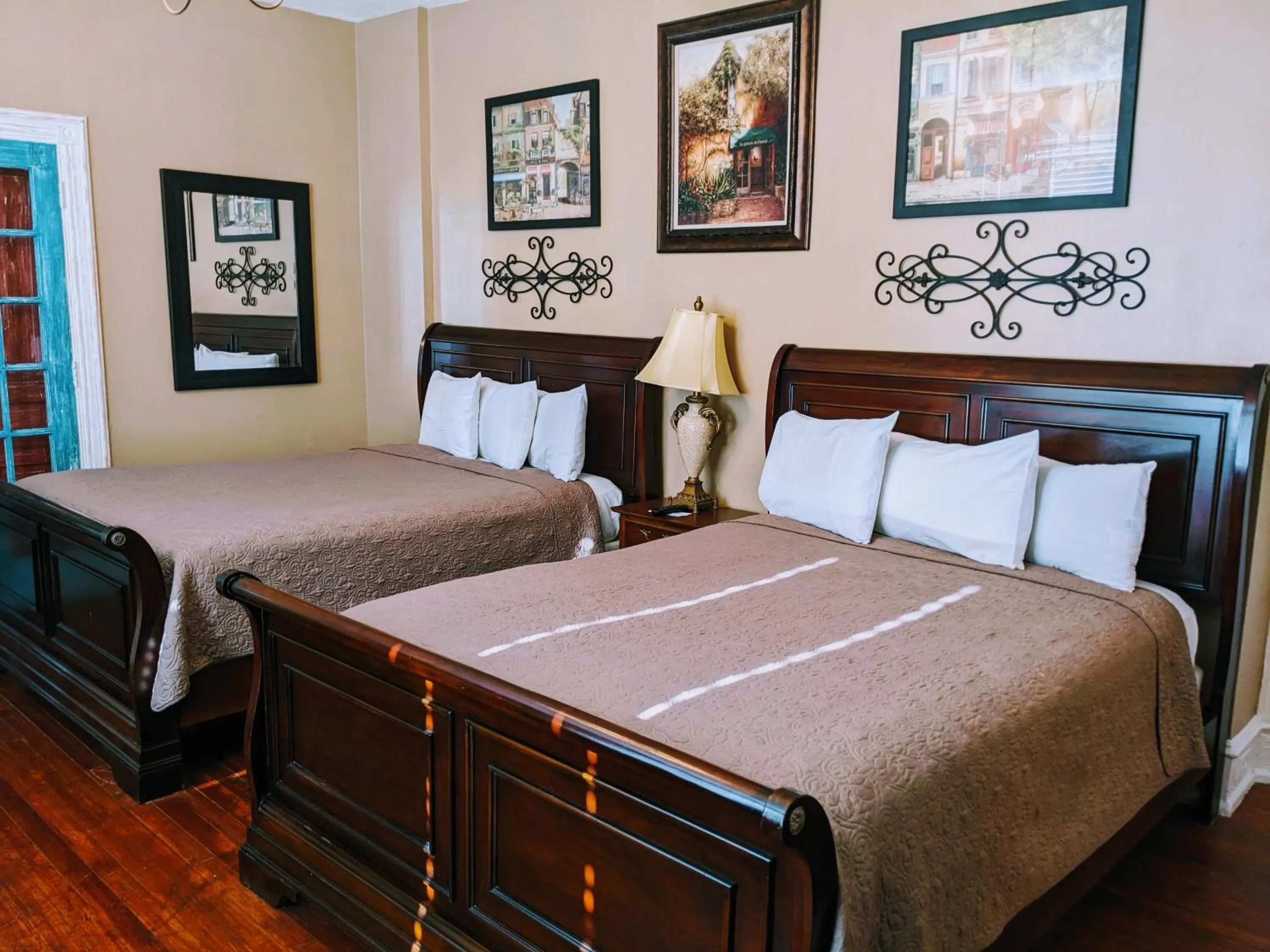 Bed in Chelsea Pub and Inn